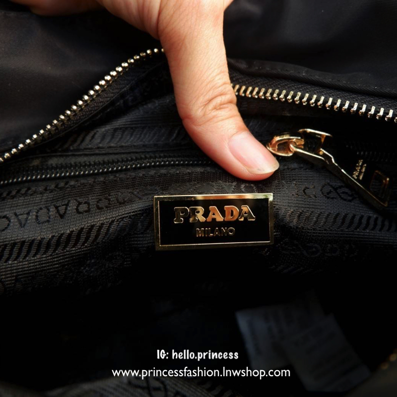 PRADA NYLON MINI TOTE BAG กระเป๋าสะพายขนาดมินิทรง TOTE พรีเมี่ยมกิ้ฟจากเคาน์เตอร์ต่างประเทศรุ่น Limited edition ที่ฮอตสุดๆในขณะนี้ วัสดุเป็น Nylon ตามแบบฉบับของแบรนด์ ขนาดมินิกำลังดี น้ำหนักเบา ด้านหน้าเป็นลายหมีปั๊กกลิ้ตเตอร์โลโก้แบรนด์อะไหล่ทองหรู ภายใน