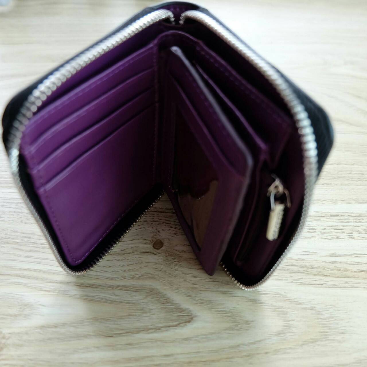 Charles & Keith Basic Square Wallet กระเป๋าสตางค์ใบสั้นซิปรอบ เปิด - ปิดกระเป๋าด้วยซิป ด้านในมีช่องใส่บัตร ช่องใส่ธนบัตร และช่องซิปใส่เหรียญค่ะ