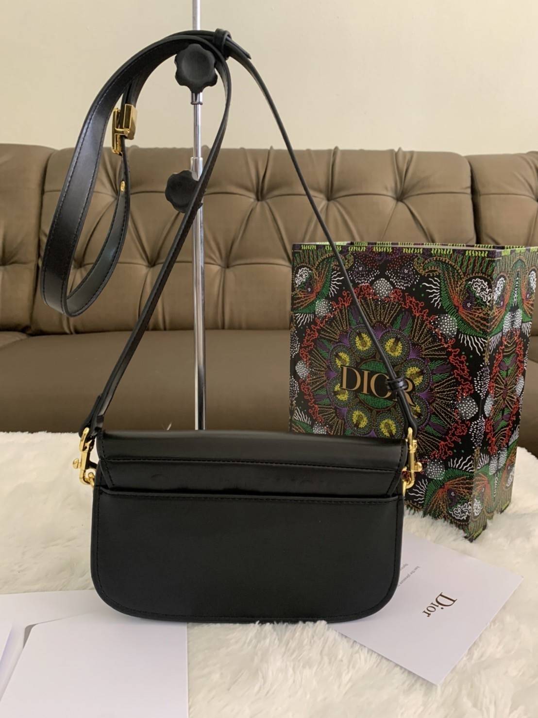 DIOR BOBBY EAST-WEST BAG (GWP) พรีเมี่ยมกิ้ฟ Limited Edition กระเป๋าสะพายขนาดกระทัดรัด น่ารักมากมาย วัสดุหนังแท้ (Calfskin) อะไหล่ทอง ตกแต่งด้านหน้ากระเป๋าแบบหัวเข็มขัด ประดับโลโก้ CD ด้านหลังสกรีนตัวอักษร "30 MONTAIGNE" มีช่องสำหรับเก็บของหนึ่ง