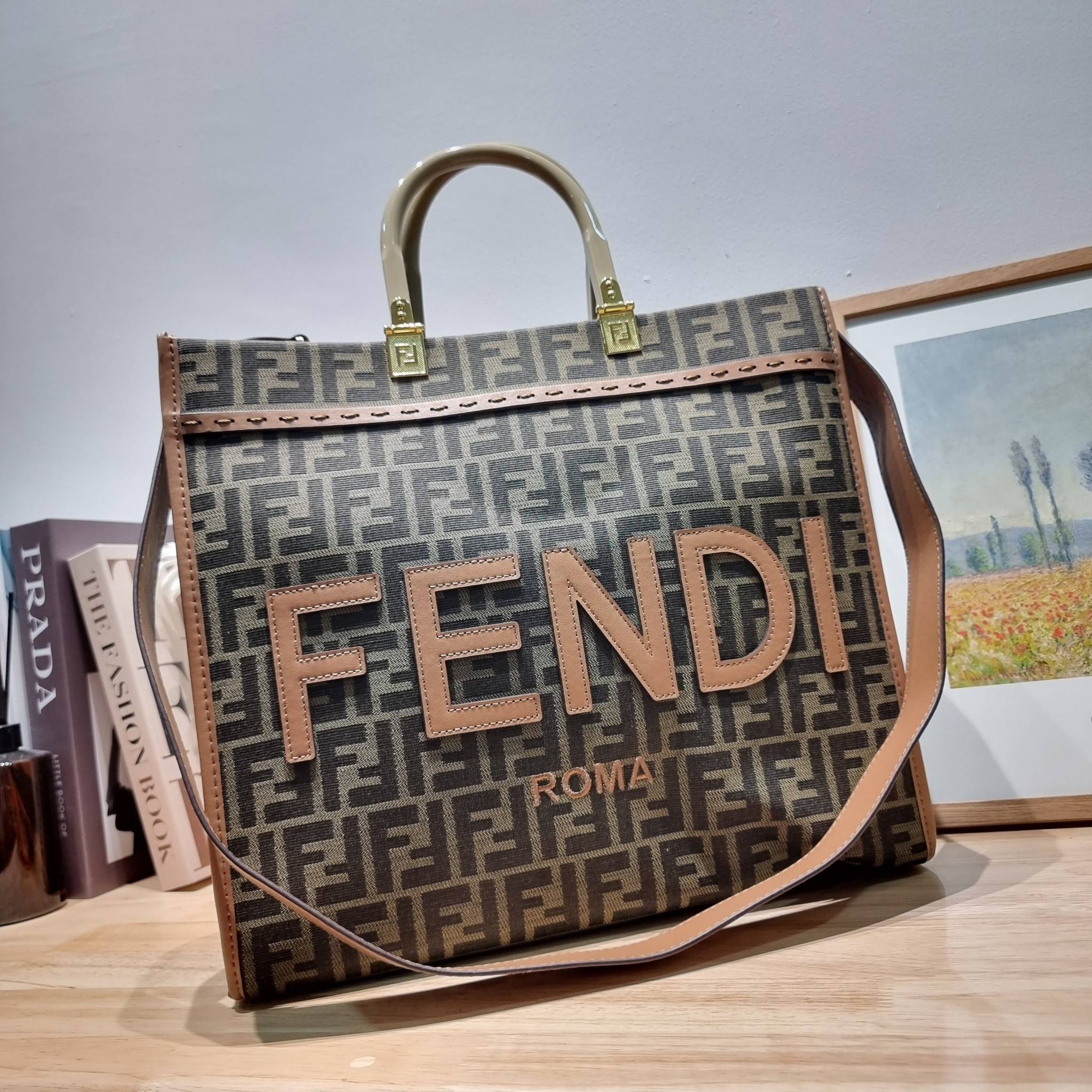 FENDI SHOPPING TOTE BAG / FENDI TOTE BAG กระเป๋าถือ/สะพายไหล่ ทรงสวย หรู ดูโดดเด่น ดีไซน์ทันสมัย วัสดุผ้าท็อปแคนวาสปั๊มลายแบรนด์รอบใบ ภายในโล่งกว้างมาก มาพร้อมหูจับในตัวและสายสะพายไหล่ ใช้งานได้ 2IN1