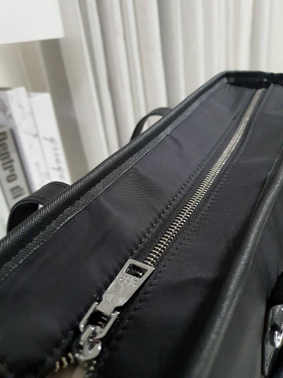 งานพรีเมี่ยมกิ้ฟท์แบรนด์ดังอย่าง PRADA NYLON กับรุ่น TOTEBAG กระเป๋าสะพายไหล่ ใบนี้วัสดุเป็น NYLON กันน้ำทั้งใบมาพร้อมอะไหล่สีเงิน ด้านหน้ามีช่องแยกใส่ของและประดับด้วยโลโก้แบรนด์สวยหรู ภายในมีช่องซิปแยก1ช่อง สามารใส่ A4 ipad ได้ทุกรุ่น ใบเดียวใช้ได้ทุกโอก