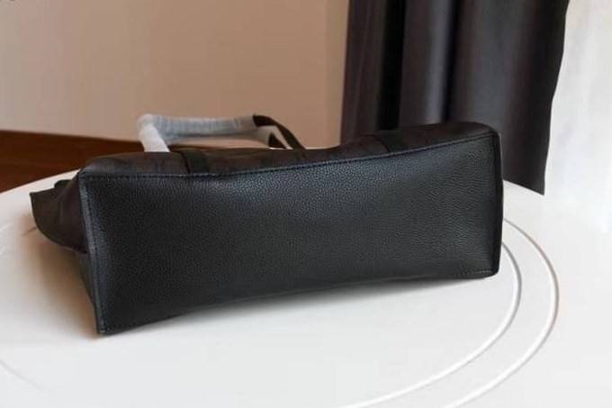 COACH 2319 MAY TOTE IN COLORBLOCK SIGNATURE CANVAS กระเป๋าโท้ท ดีไซน์ใหม่ล่าสุด!! 💕💕 เก๋ตรงปากกระเป๋า คล้ายกระเป๋าซ้อนในตัว สีตัดกับตัวกระเป๋าได้อย่างลงตัว ทรงสวย ใบใหญ่ใส่ของได้เยอะ เปิด-ปิดด้วยซิป รูดใช้งานง่าย ภายในโล่งกว้าง ด้านหลังมีช