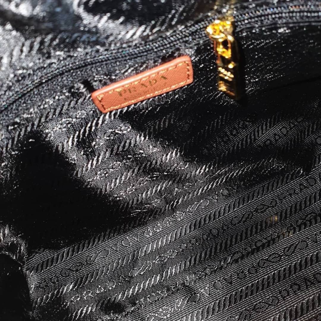 Prada Symbole Embroidered Fabric Top-handle Bag พร้อมส่งรุ่นใหม่ มาแรง จากแบรนด์ Prada กับทรง หมอนอยู่ทรงสวย สาวๆห้าม