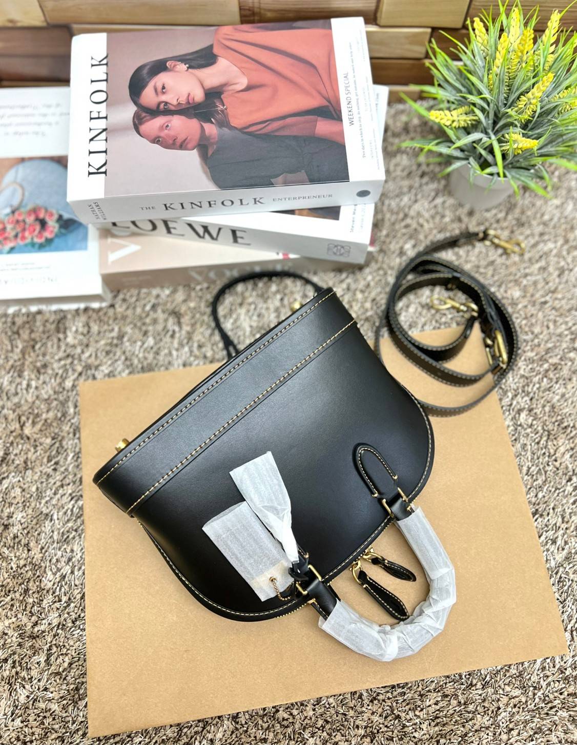 COACH REVEL BAG ((CC411)) ยังไม่เข้าไทย มีมาให้ตับจองก่อนใครที่นี่! พร้อมส่ง รุ่นใหม่ล่าสุด! สวยและดูดี ต้องยกให้รุ่นนี้เลยค่ะ กับกระเป๋าทรงโดม ที่ไม่ว่าลุคไหนๆก็เอาอยู่ หนังแท้เรียบสวยมากๆค่ะ 💕ด้านหน้าห้อยพวงแบรนด์+พวงหนังมาให้