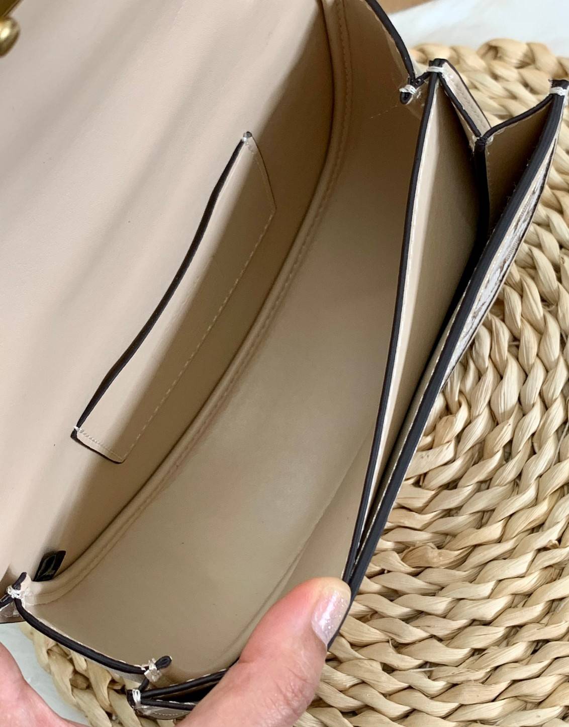 COACH ALIE SADDLE BAG IN SIGNATURE JACQUARD (C4694//C3464) New item!! กระเป๋าสะพายทรง saddle ดีไซน์วินเทจย้อนยุค แฝงความหรูในตัวด้วยอะไหล่สีทองเหลือง โดดเด่นไม่ซ้ำใครแน่นอน วัสดุผ้า jacquard สลับหนังแท้ ภายในเป็นช่องโล่ง มาพร้อมสายสะพายครอสบอดี้ ที่สามารถ