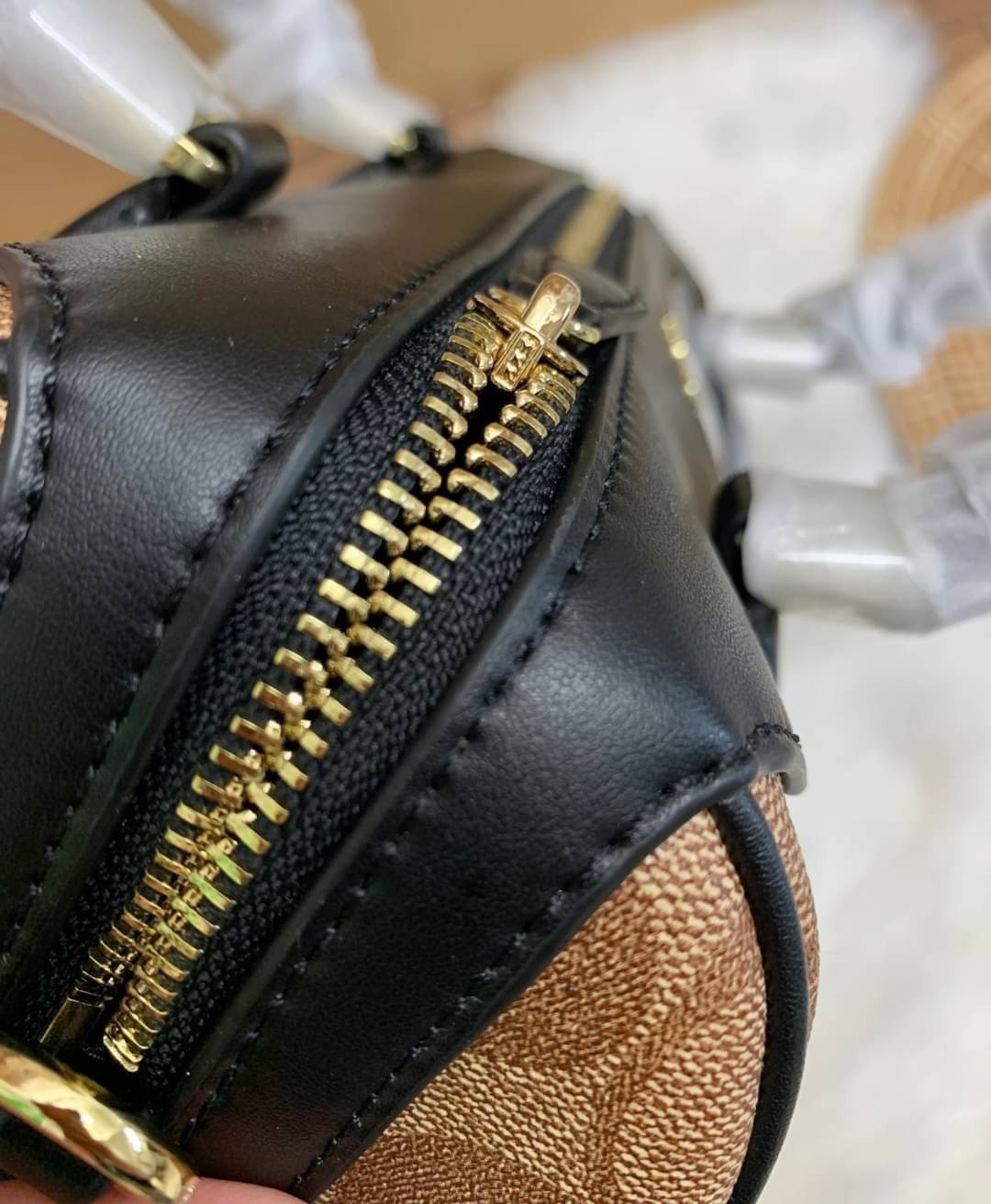 COACH NENNETT SATCHEL BAG((32203)) พร้อมส่งอีกครั้ง ห้ามพลาด! กระเป๋าทรงหมอน ทรงที่สาวๆต้องมีติดตัวไว้สักใบ! หนังแท้นิ่มสวยงาม เปิดปิดกระเป๋าแบบซิป ภายในกว้างสามารถใส่กระเป๋าเงินใบยาวได้ หรือของจำเป็นในชีวิตประจำวันของสาวๆได้หลากหลายเลยค่ะ มีช่องซิปและช่อ