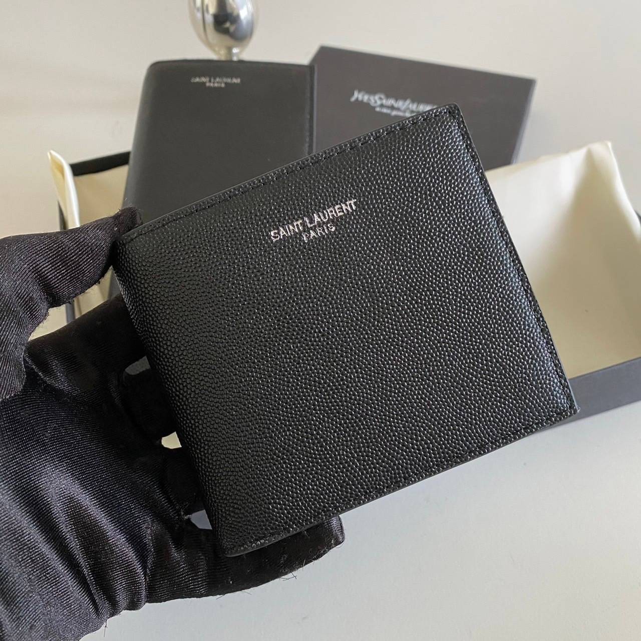 หนังแท้ Yves Saint Laurent YSL Wallet / YSL Long Wallet กระเป๋าสตางค์ผู้ชายใบสั้น/ยาว ใช้งานง่าย เรียบแต่หรู หนังอัดลายคาเวียร์มีช่องใส่การ์ดได้เยอะ งานหนังแท้ทั้งใบ ภาพสินค้าถ่ายจากงานขายจริง ใช้งานต่างประเทศได้