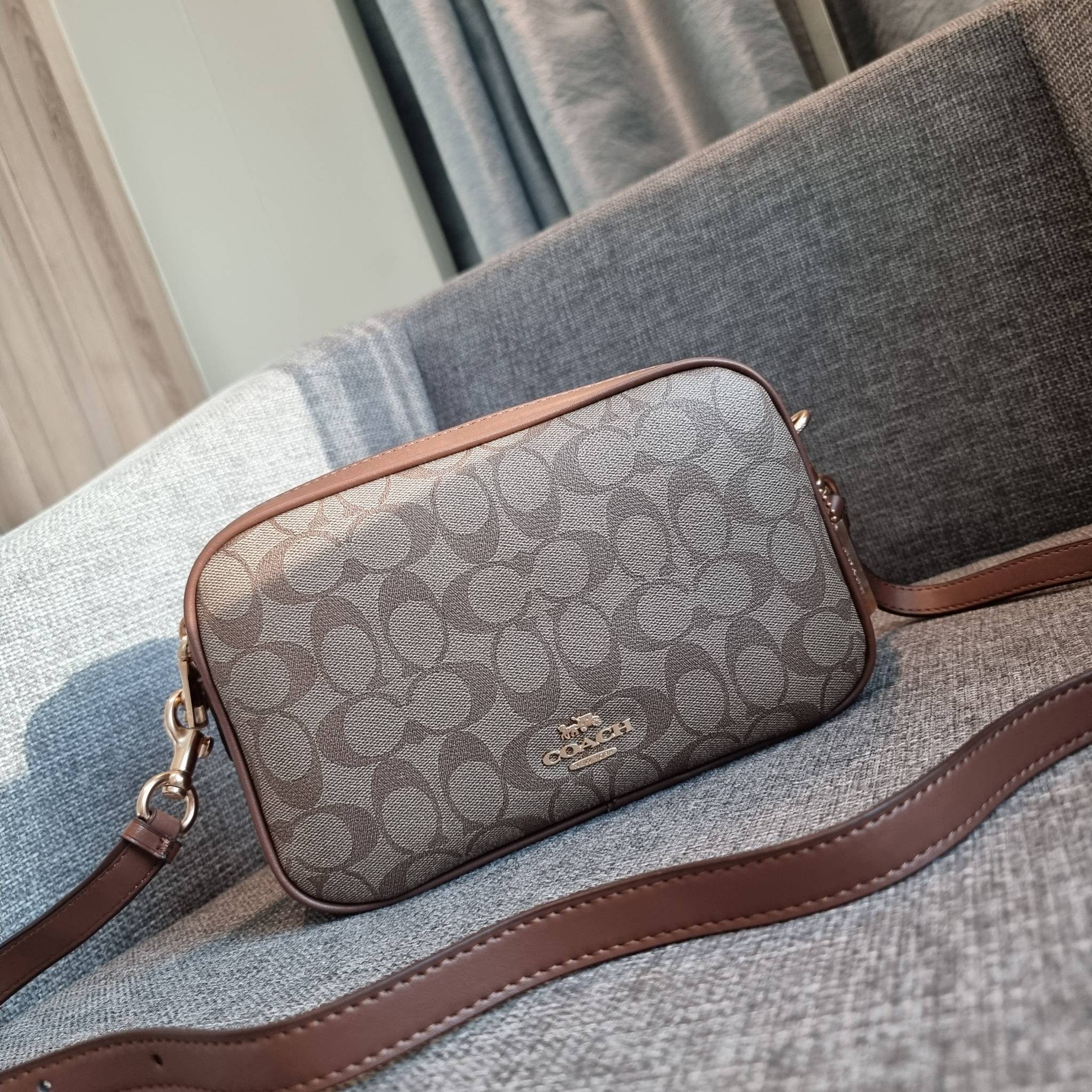 OUTLET 】COACH F68168 JES CROSSBODY IN SIGNATURE CANVAS รุ่นยอดฮิต!! กระเป๋าสะพายข้าง รุ่น 2 ซิป ใบใหญ่จุใจ สีคลาสสิคขายดี!! วัสดุหนังแคนวาสเคลือบลาย เปิด-ปิดด้วยซิป 2 ช่องหลัก ใช้งานง่าย ทรงสวยมากๆรุ่นนี้ มาพร้อมสายสะพาย crossbody ปรับได้ตามตัว ภายในใส่ขอ
