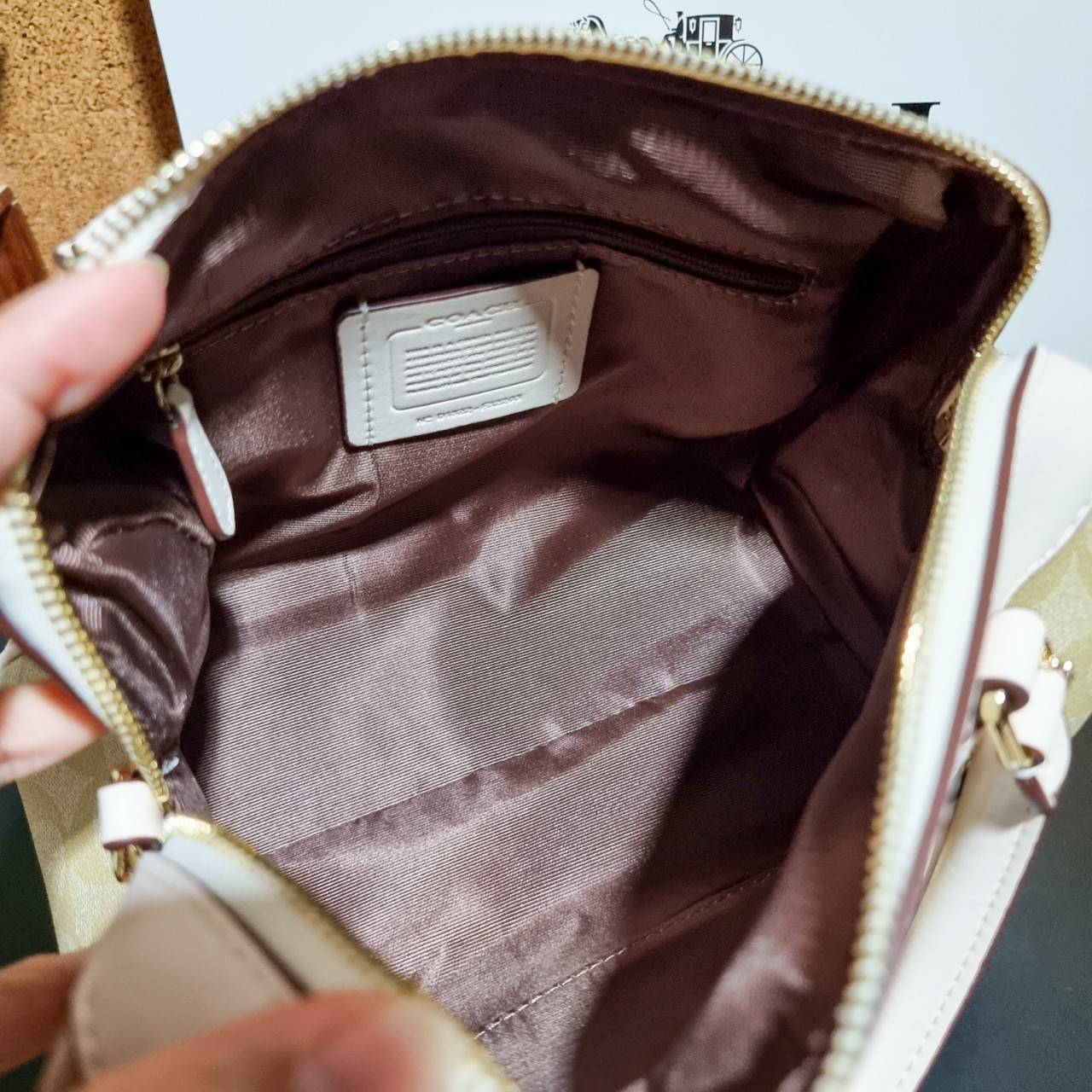 ของแท้ 💯% 】COACH F32203 MINI BENNETT SATCHEL IN SIGNATURE CANVAS กลับมาอีกครั้ง!! กับกระเป๋าทรงหมอนยอดฮิต 🥳 มีกี่สีก็ขายหมด วัสดุหนังแคนวาสเคลือบลาย ทรงสวยใช้งานได้ทุกโอกาส