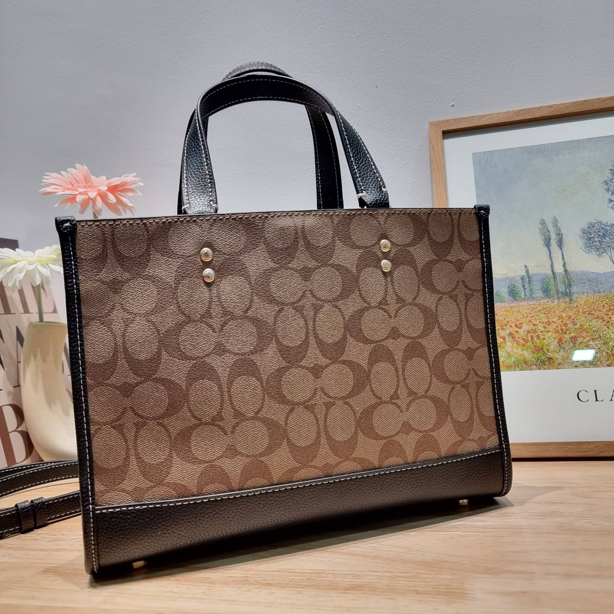 Coach Disney X Coach Dempsey Carryall In Signature Canvas With Patches CC873 คอลเลคชั่นใหม่ กับเหล่ายัยตัวร้าย ที่ไม่มีใครไม่รู้จัก!! กับกระเป๋าทรงโท้ท ไซส์ใหญ่ที่สามารถจุของได้แบบไม่ต้องกังวล ฟังก์ชั่นการใช้งานสะดวกที่สุด ดีไซน์ลวดลายแพทช์โดดเด่น มีทั้งส