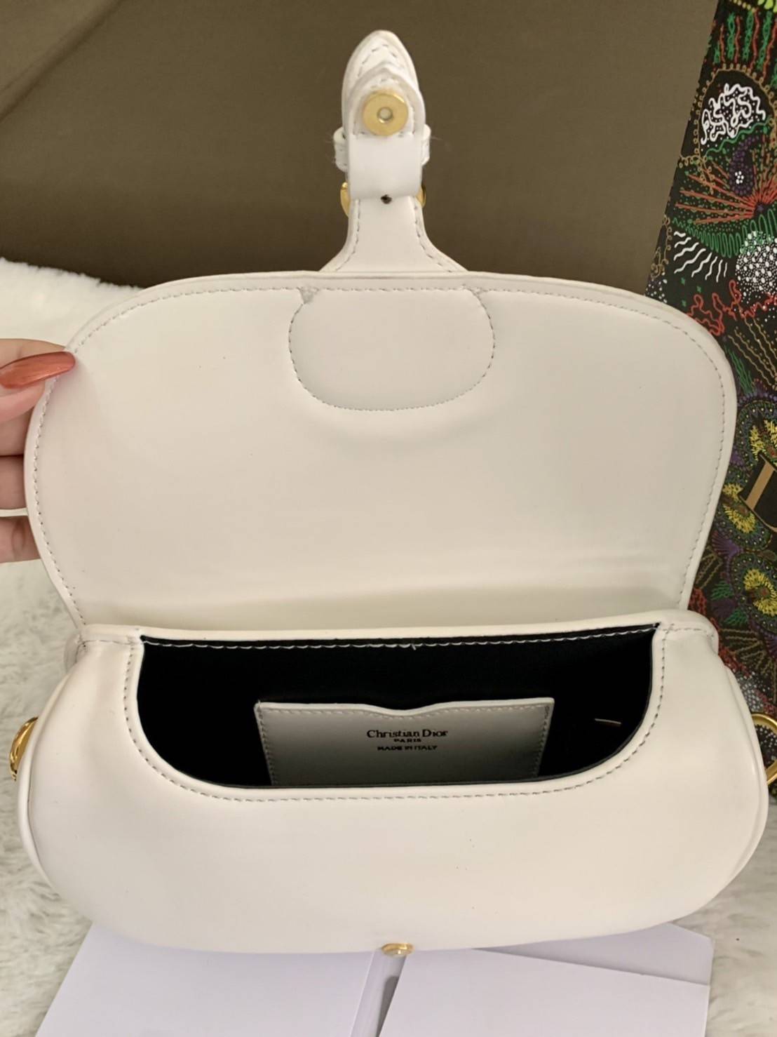 DIOR BOBBY EAST-WEST BAG (GWP) พรีเมี่ยมกิ้ฟ Limited Edition กระเป๋าสะพายขนาดกระทัดรัด น่ารักมากมาย วัสดุหนังแท้ (Calfskin) อะไหล่ทอง ตกแต่งด้านหน้ากระเป๋าแบบหัวเข็มขัด ประดับโลโก้ CD ด้านหลังสกรีนตัวอักษร "30 MONTAIGNE" มีช่องสำหรับเก็บของหนึ่ง