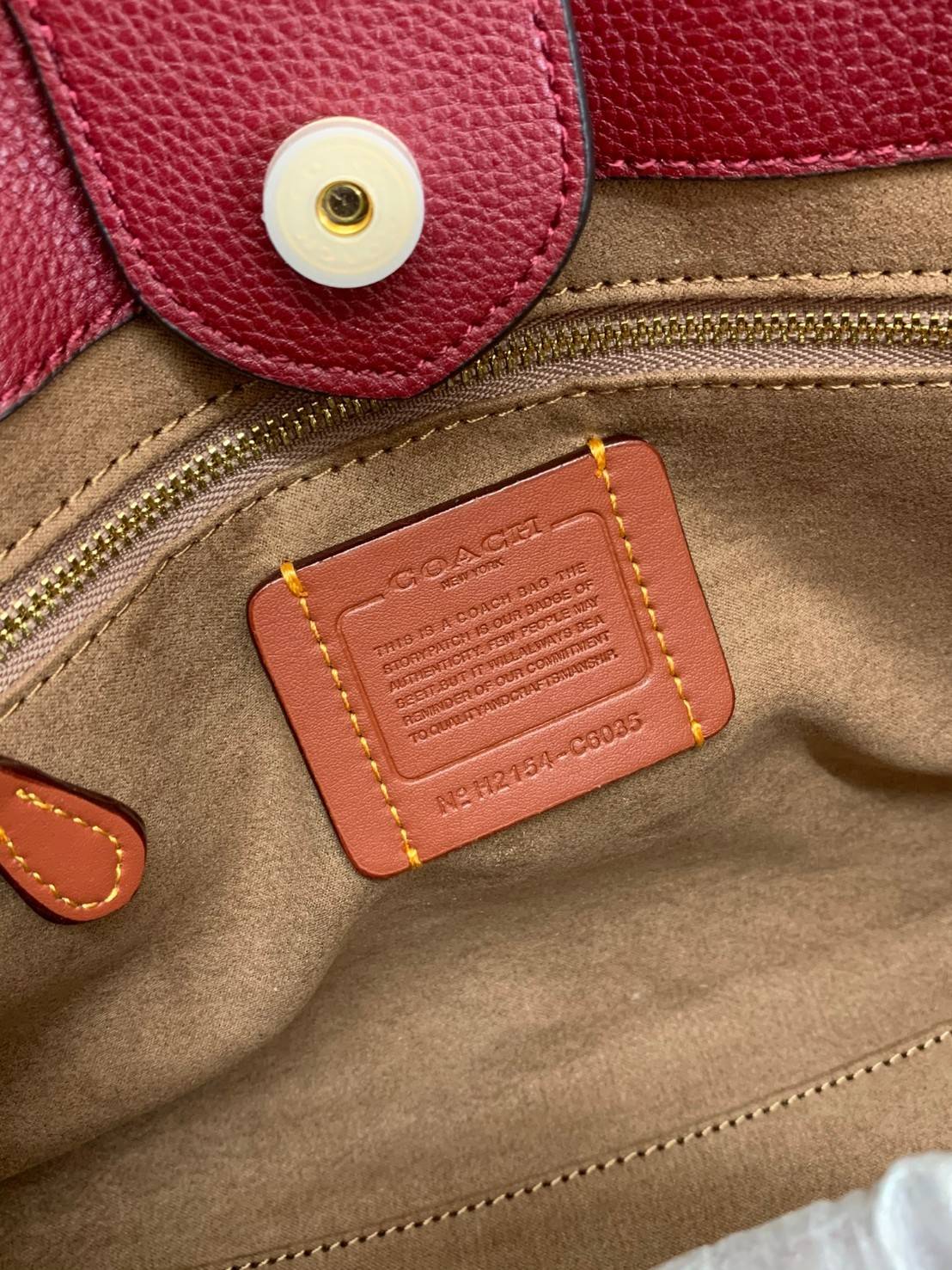 COACH FIELD TOTE IN COLORBLOCK WITH COACH BADGE ((C6035)) 📌พร้อมส่ง ยังไม่มีในไทยแน่นอนนจ้าา😘 กระเป๋าทรง Tote ที่สาวๆต้องมีติดตัวสักใบ! รุ่นนี้ใช้หนังแท้อย่างดี หนังนิ่ม สวยมากๆค่ะ หลงรักแน่นอน