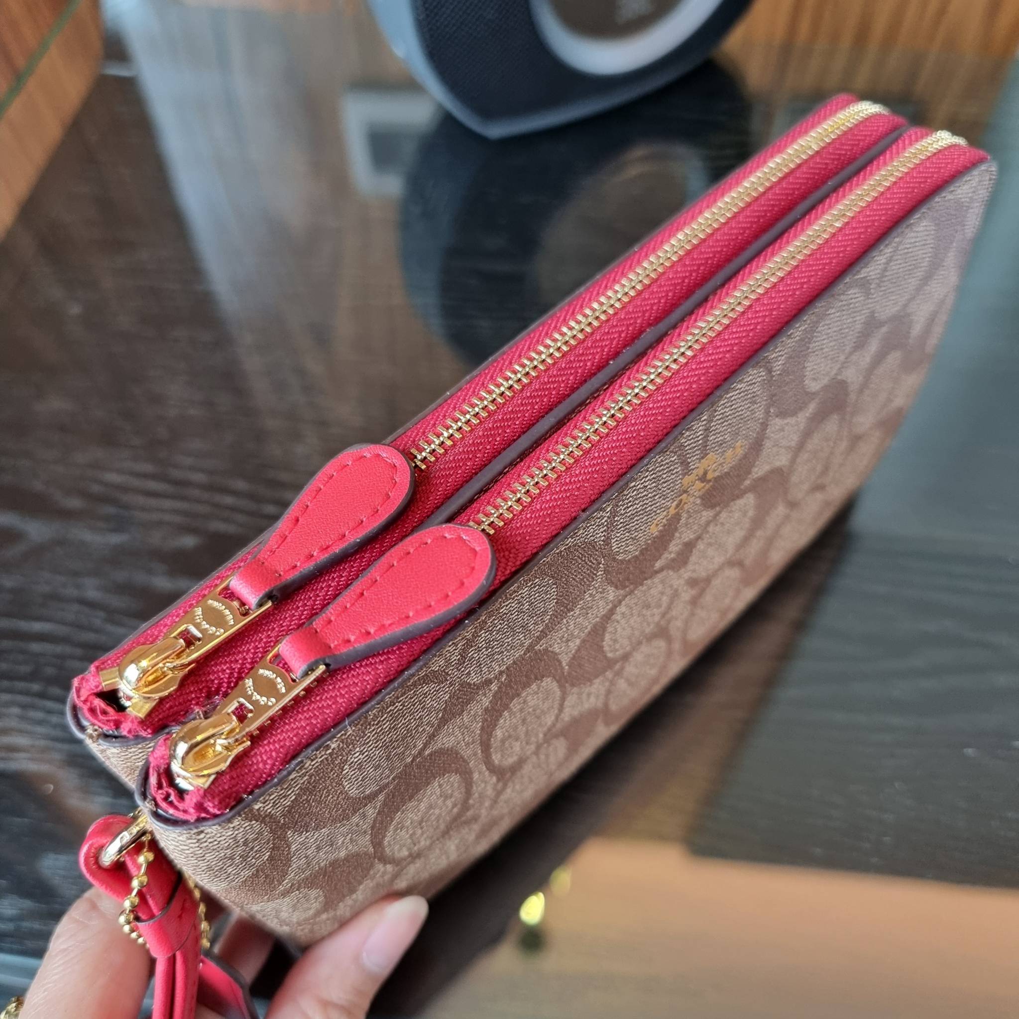 COACH F54057 DOUBLE ZIP WALLET IN SIGNATURE กระเป๋าคล้องมือ size L ใบนี้ใส่มือถือได้ทุกรุ่น ขนาดกำลังดี พกพาสะดวกมากๆ วัสดุหนังสังเคราะห์ ภายในเป็นผ้าสีสวยคม ใส่ธนบัตร ใส่บัตรได้เยอะ ใส่มือถือได้สบายๆทุกรุ่น ตอบโจทย์สาวๆที่ไม่ชอบพกเยอะวุ่นวายจ้า ใบนี้เอาอ
