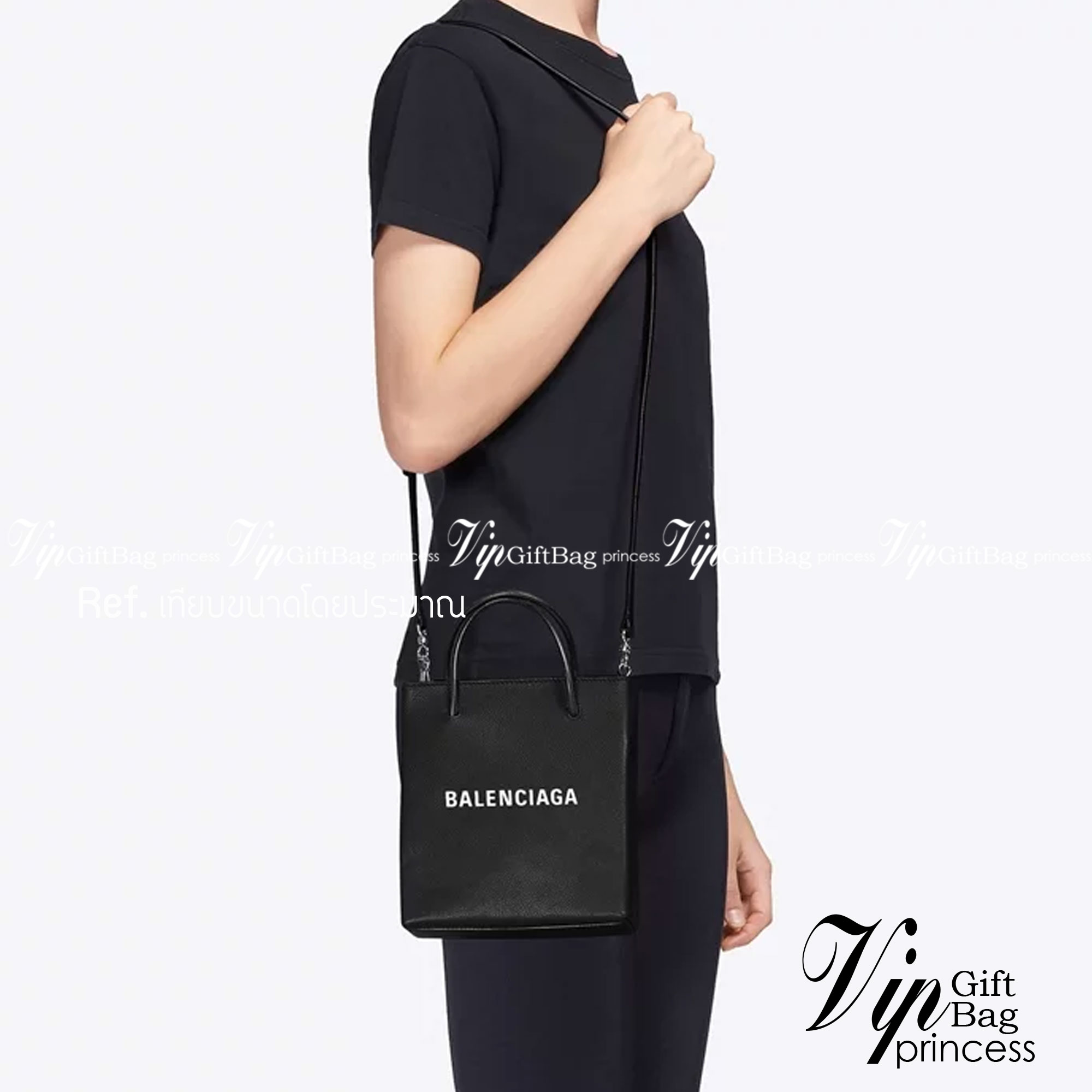 BALENCIAGA Shopping Tote Bag กระเป๋าทรงช็อปปิ้งทรงโท้ท ภายในโล่งๆไปเลย ใส่ของได้สบายๆ จุใจแบบเน้นๆ มาพร้อมสายสะพายครอสบอดี้จะคล้อง จะสะพายข้าง ก็สวยเลิศ ราคานี้คือคุ้มที่สุด ต้องมีแล้วจ้าไอเท็มเด็ดแบบนี้
