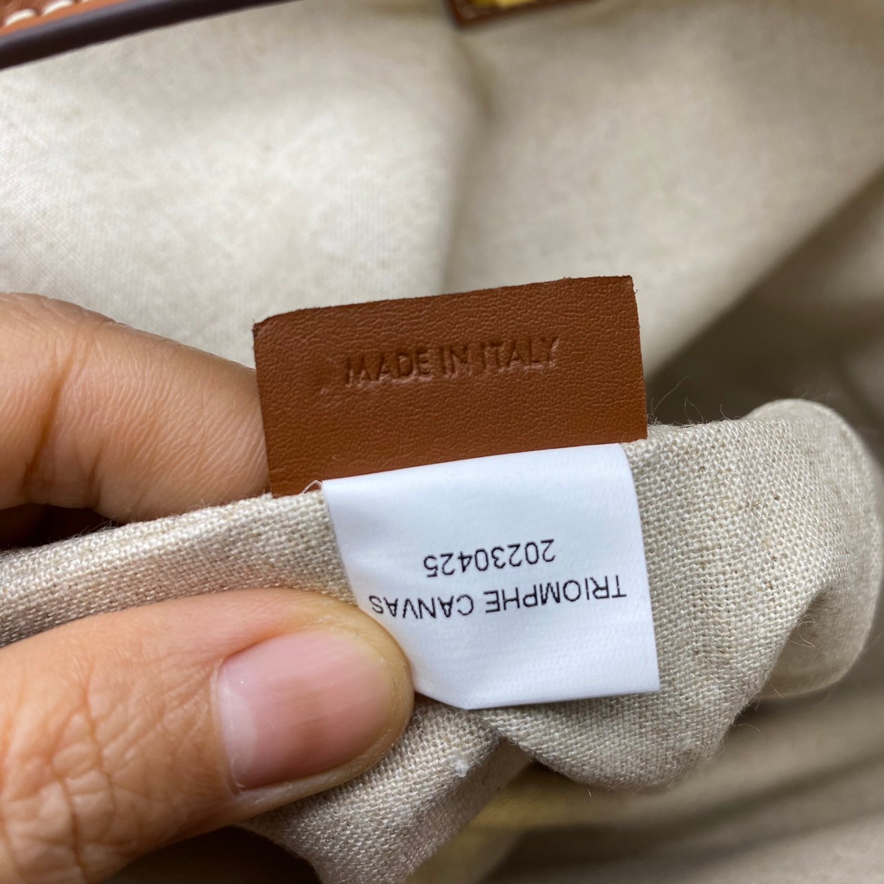 CELINE BUCKET BAG 23cm วัสดุ Textile Canvas & CalfSkin ดีไซน์ทรง Bucket ใบใหญ่กำลังดี มาพร้อม Clutch ใบเล็กเข้าชุด เนื้อหนาแข็งแรง ภายในกว้างและจุใส่สัมภาระได้เยอะจุใจ