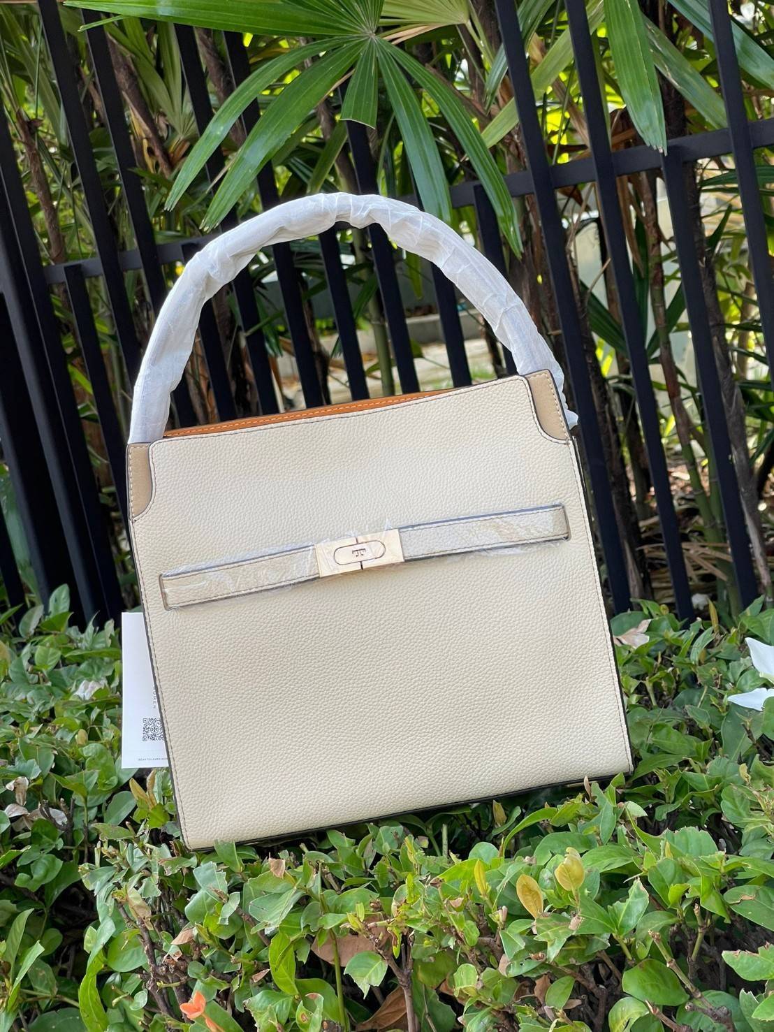 Tory burch lee radziwill pebbled small double bag กระเป๋า Lee Radziwill Double Bag สุดหรู ที่คำนึงถึงการเลเยอร์หนังและหนังกลับอย่างประณีตลงไปในงานดีไซน์ สามารถปรับปากกระเป๋าได้ 3 แบบตามต้องการ พร้อมนำเอาความเป็น American Luxury มาตีความใหม่ผ่านแง่มุมของคว