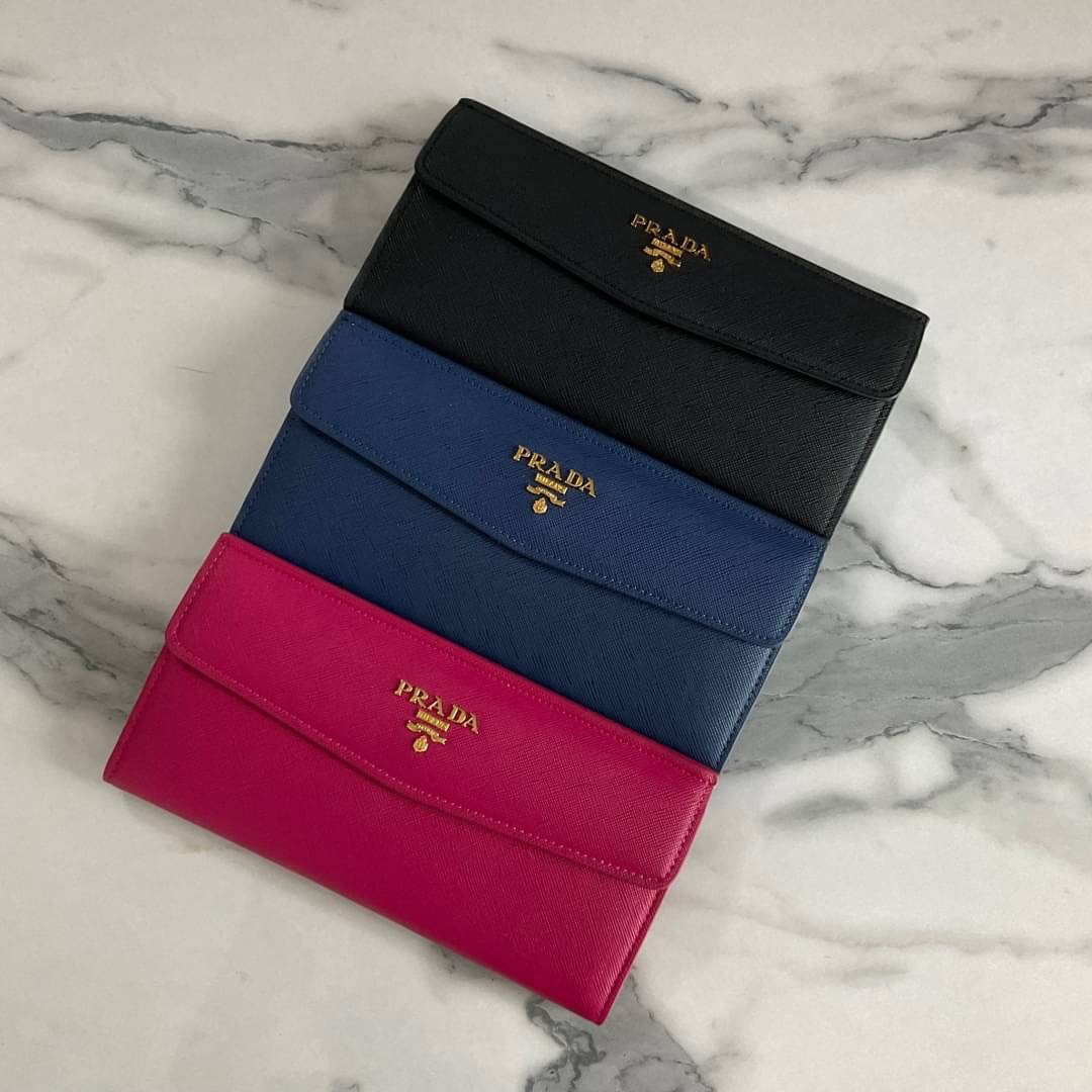 PRADA LONG WALLET Best Seller กระเป๋าสตางค์รับทรัพย์ ทรงหรู ลายหนัง SAFFIANO มีช่องใส่บัตร ถึง 12 ช่อง และช่องซิปใส่ของจุกจิกได้ น้ำหนักเบา จับถนัดมือ ขนาดกำลังดี