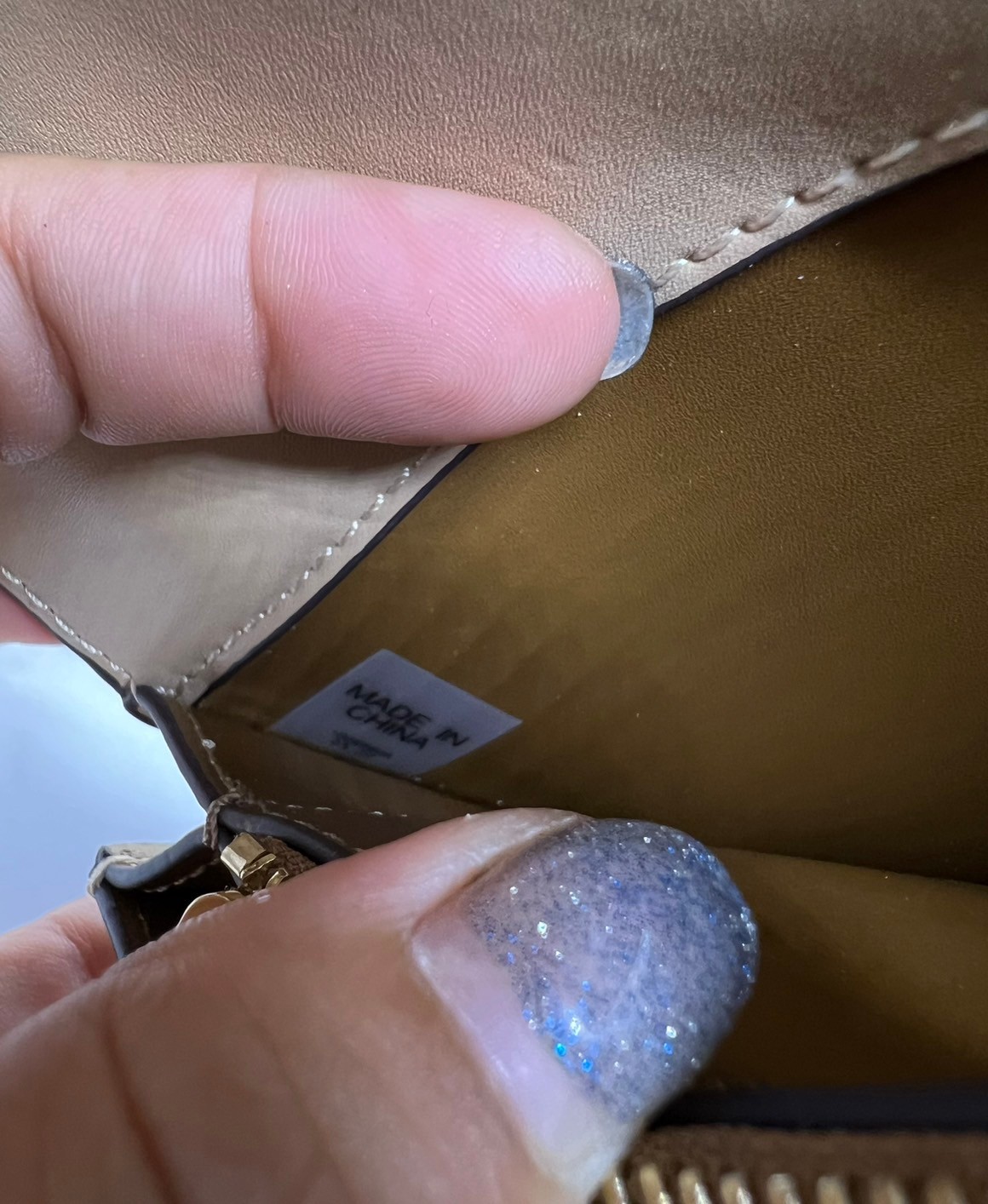 6 สี Tory Burch Croc Eleanor Small Bag / TORY BURCH ELEANOR CROC EMBOSSED LEATHER กระเป๋าสะพายหนังพิมพ์ลายจระเข้ ดีไซน์หรูหรา โด่นเด่นด้วยโลโก้แบรนด์อะไหล่ด้านหน้า และสายสะพายโลหะสีทอง