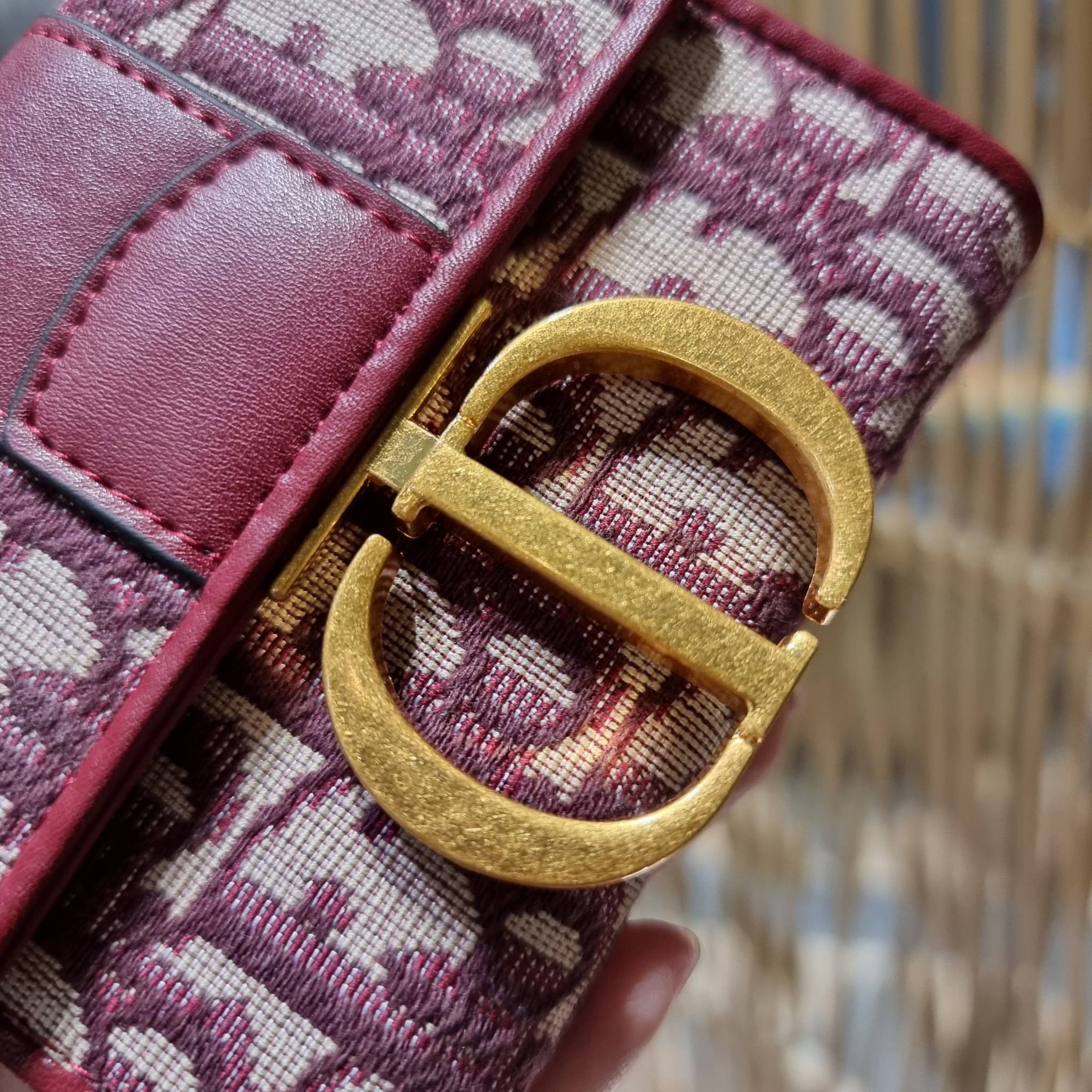 VIP 】CD TRIFOLD WALLET WITH GWP ที่สุดของความคลาสสิค กระเป๋าสตางค์ใบสั้นแบบพับ พรีเมี่ยมกิ๊ฟจากเคาน์เตอร์ วัสดุผ้าแคนวาสปักลาย สลับหนังแท้ภายใน โลโก้สีทองเหลือง สวยวินเทจ โดดเด่นเป็นเอกลักษณ์ ภายในมีช่องใส่บัตร ใส่ธนบัตร ใส่เหรียญได้ คัดมาให้แบบปังๆ ต้องจ