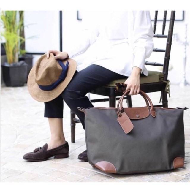 LONGCHAMP BOXFORD TRAVEL BAG L กระเป๋าเดินทางขนาดใหญ่ มาพร้อมสายสะพายที่สามารถถอดได้ ให้คุณเลือกสะพายไหล่หรือถือได้ มีซิปรูดเปิดปิดกระเป๋าที่ให้คุณมั่นใจได้ว่าคุณจัดเก็บไอเท็มของคุณได้อย่างมิดชิด บ็อคฟอร์ด (BOXFORD) สะท้อนความเป็นเอกลักษณ์ของแบรนด์ที่เปี่