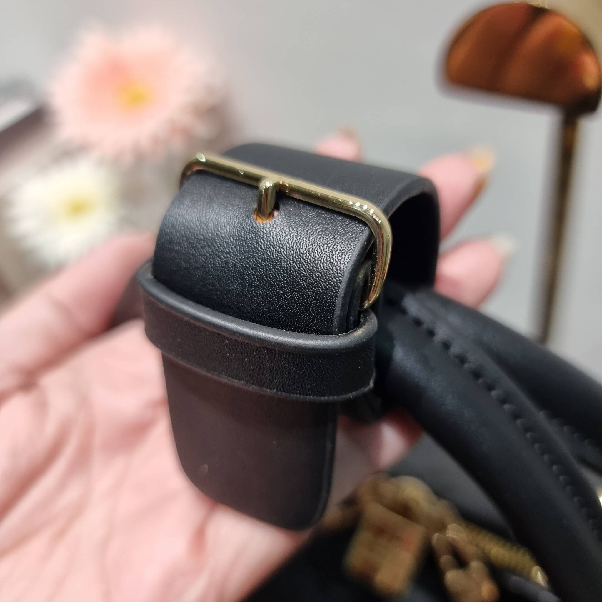 LV KEEPALL BANDOULIERE MONOGRAM LEATHER กระเป๋าเดินทางสุดคลาสสิค ทึ่ใครๆก็เฝ้ารอ ไอเท็มที่จะทำให้การเดินทางไม่ธรรมดาอีกต่อไป ด้วยดีเทลความเป็นเอกลักษณ์ เรียบแต่หรู วัสดุหนังวัวสัมผัสดี ปั๊มลวดลายโมโนแกรมรอบใบ เปิด-ปิดด้วยซิปแน่นหนา มีกุญแจล็อคได้ มีสายสะพ