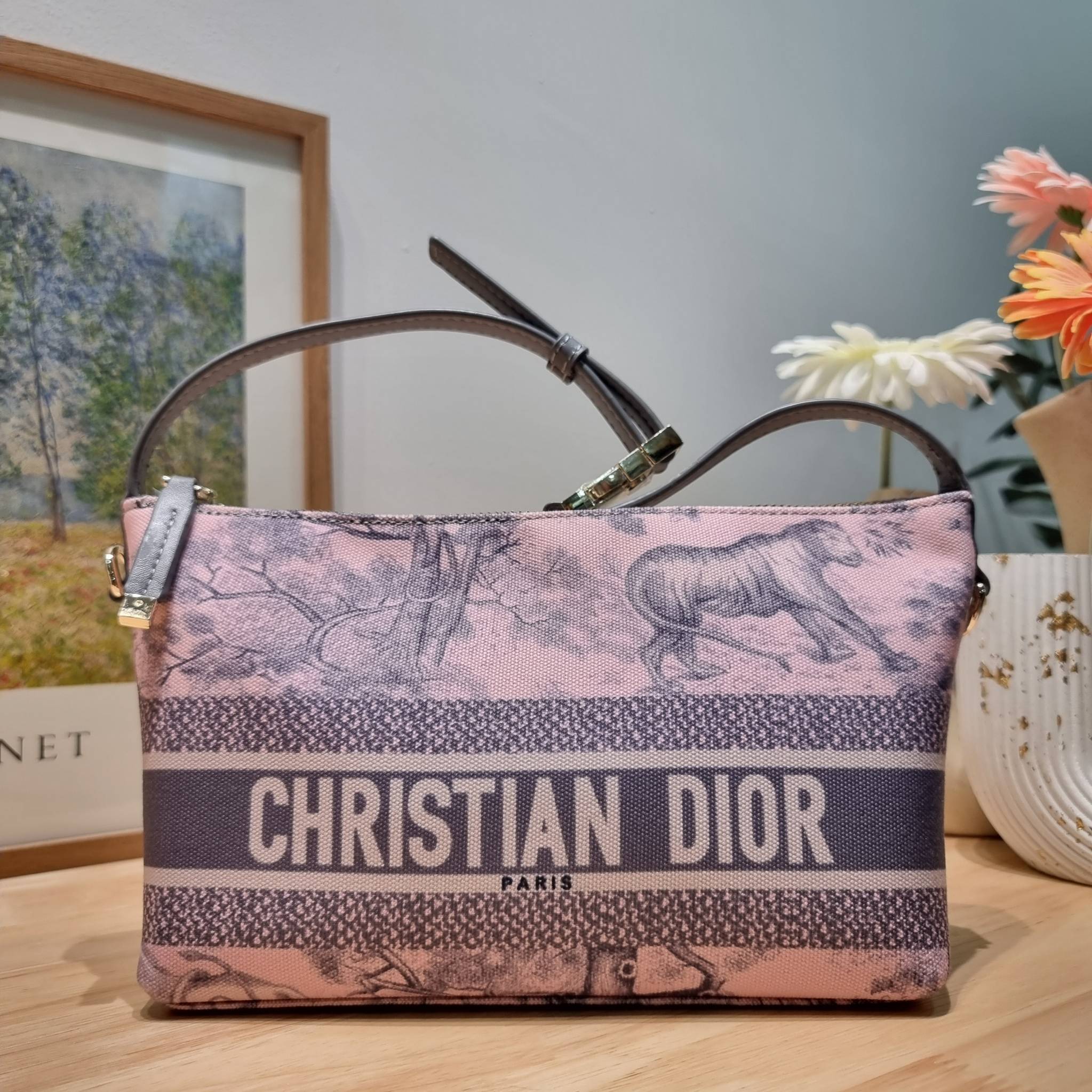 Dior travel nomad pouch / DIOR POUCH BAG พร้อมส่ง กระเป๋าทรงพอช ขนาดกำลังดี ดีไซน์ให้เป็นได้ทั้งกระเป๋าพกพาเอนกประสงค์ เวลาไปท่องเที่ยว หรือจะใช้เป็นกระเป๋าหลักพกของสำคัญก็ได้