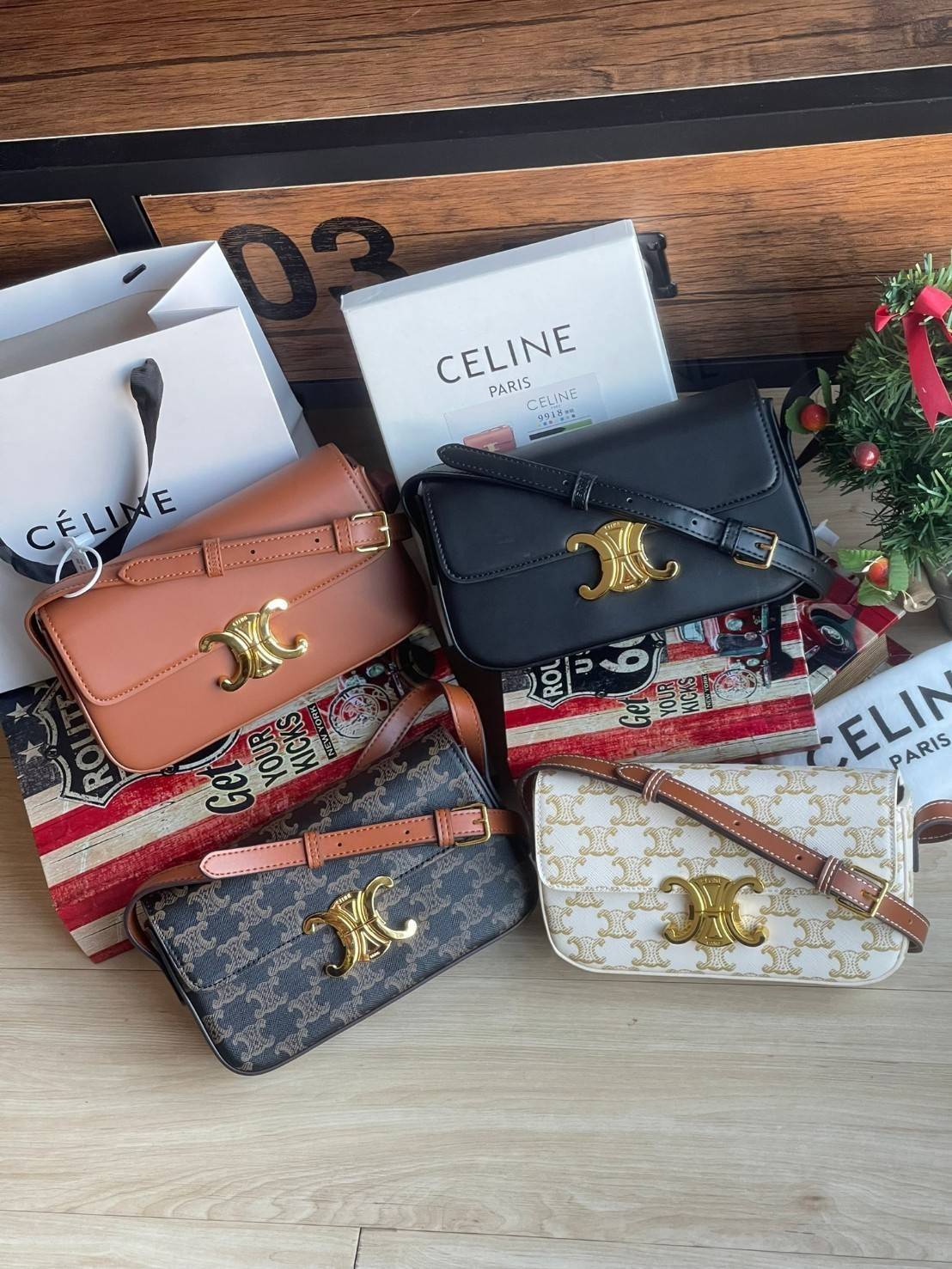 VIP 】CELINE TRIOMPHE SHOULDER BAG IN TRIOMPHE อีกหนึ่งผลงานการออกแบบของ Hedi Slimane ที่ได้ดึงเอาเอกลักษณ์ต่าง ๆ ของ CELINE ออกมาและทำการตีความหมายใหม่จนได้กระเป๋าเรียบหรูและดูทันสมัย ให้คุณเลือกสะพายในชีวิตประจำวันเข้ากับการแต่งตัวสบาย ๆ หรือจะสะพายออกงา