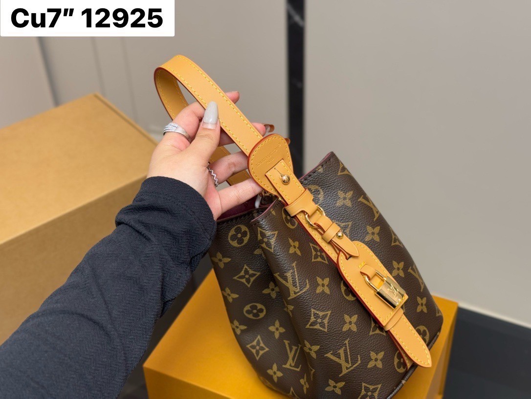 LV All In BB bag กระเป๋าทรงบัคเก็ตไซส์เล็กน่ารัก พร้อมใบลูกแยกใช้งาน และแม่กุญแจ/เนมแท็กสวยหรูโดดเด่น ดีไซน์คลาสสิคคงความเอกลักษณ์