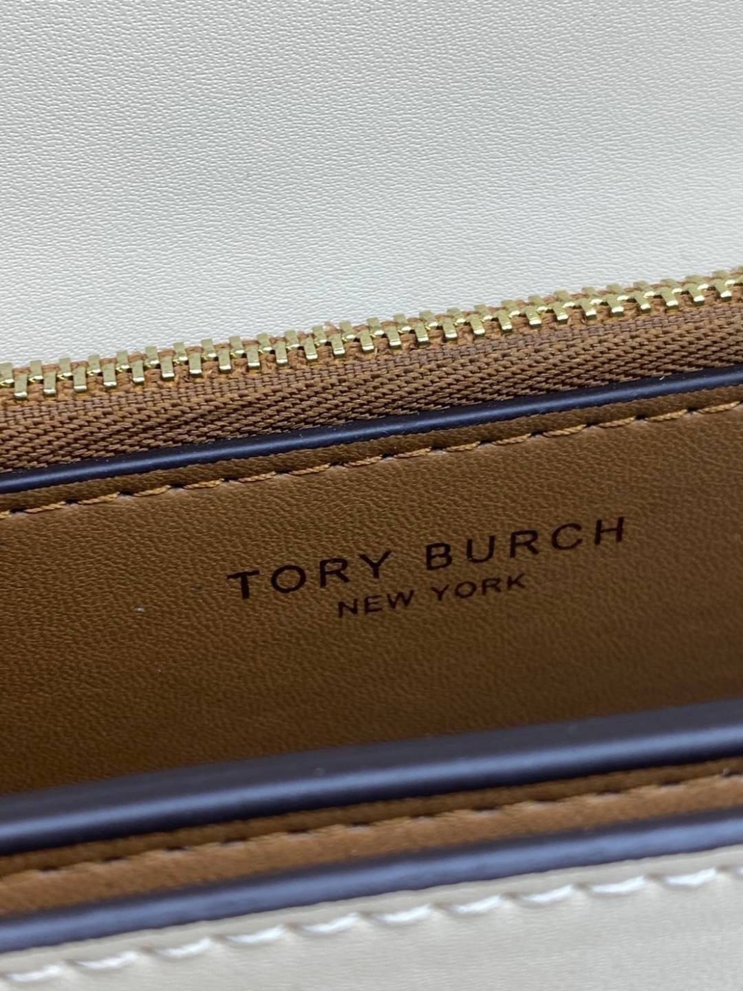 Tory Burch Eleanor Medium Convertible Shoulder Bag / Tory Burch 75003 ฮอตไอเท็ม รุ่นนี้ขายดีขายหมด สวยหรู คุณหนู ผู้ดี!! หายากมากแล้วน้า กระเป๋าสะพายข้าง ดีไซน์อยู่ทรง ขนาดกำลังสะดวกใช้สำหรับสาว เปิด-ปิดด้วยแถบแม่เหล็ก ภายในแบ่งสัดส่วนได้เป็นอย่างดี