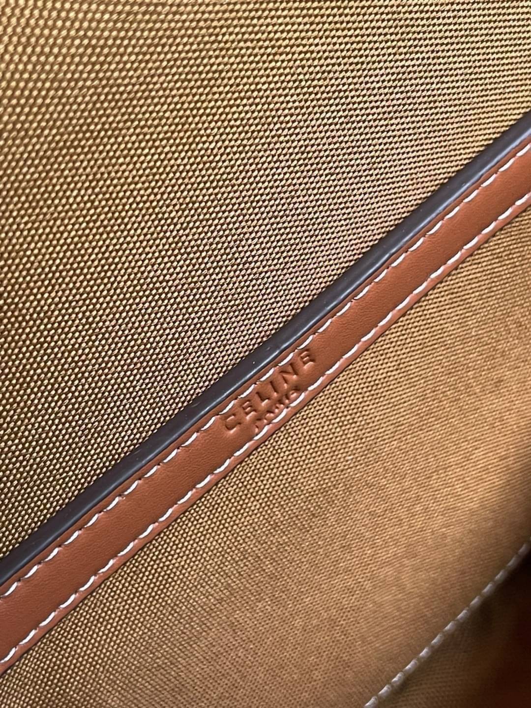 CELINE MEDIUM FOLCO BAG IN TRIOMPHE CANVAS หากใครที่กำลังมองหากระเป๋าสะพายข้าง ขนาดกะทัดรัด และเรียบหรู ต้องใบนี้เลยค่ะ เป็นกระเป๋าเปิดปิดแบบแบบฝาผับที่มีรูปทรงโค้งและที่ล็อกรูปทรงคล้ายเข็มขัด อีกทั้งยังสะท้อนความสวยสไตล์สาวปารีสได้อีกด้วย ด้านในของรุ่นนี