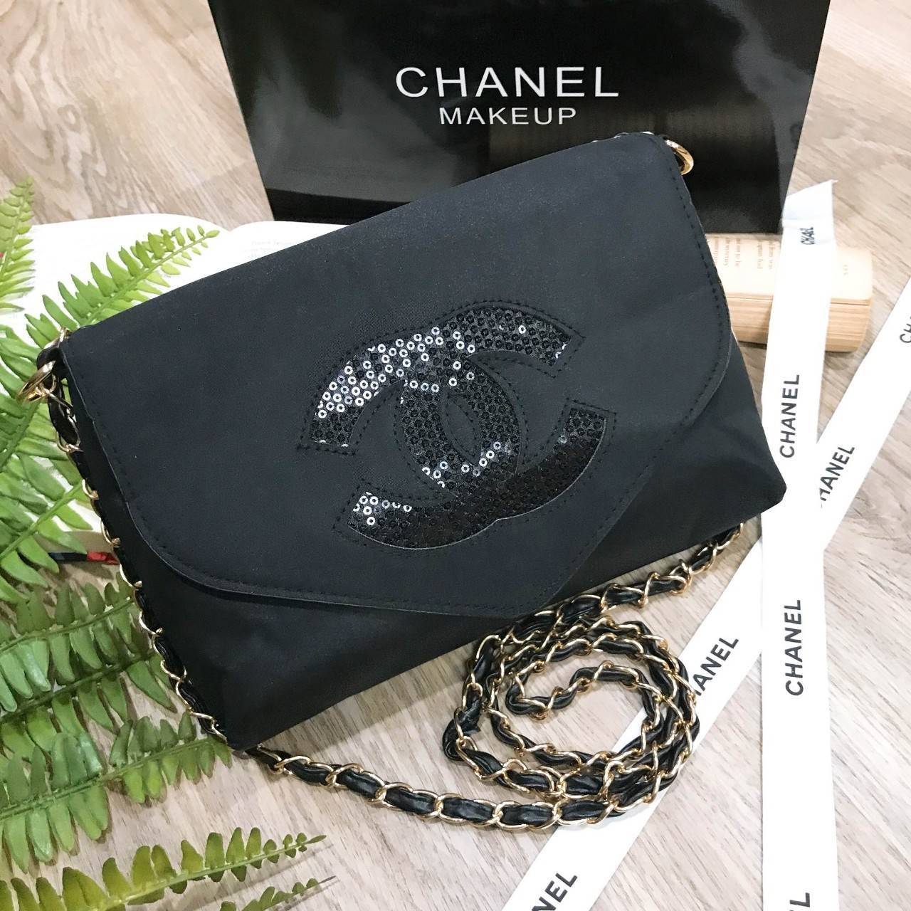 Chanel Envelope Cosmetic Bag With Chain VIP Gift With Purchase (GWP) VIP. gift แท้จาก Chanel Cosmetic Counter ดีไซน์รูปซองจดหมาย วัสดุ Nylon & Polyester 100% อยู่ทรงสวยอด้านหน้า ประดับโลโก้แบรนด์วิ๊งๆ สวยหรูดูดี เปิดปิดด้วยฝาปิด พร้อมซิปแบรนด์อะไหล่ทอง ซั