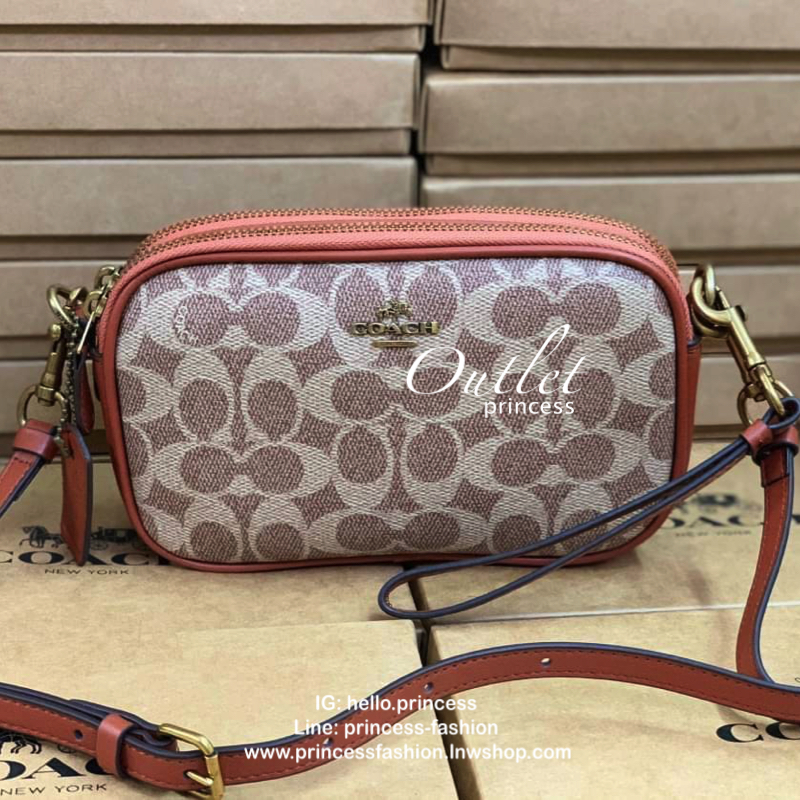 COACH CROSSBODY CLUTCH IN SIGNATURE BAG 💋รุ่นฮิต+สีหายากค่ะ!! กระเป๋าสะพาย+คล้องมือได้ วัสดุหนังแท้ผสมpvcค่ะ มีช่องซิปคู่ ภายในช่องใส่มือถือได้ทุกรุ่น;กระเป๋าเงินใบสั้นได้ ใส่ของจำเป็นสาวๆได้ครบค่ะ มีช่องเสียบบัตร2ช่อง และช่องโล่งให้ใส่ของจุกจิกค่