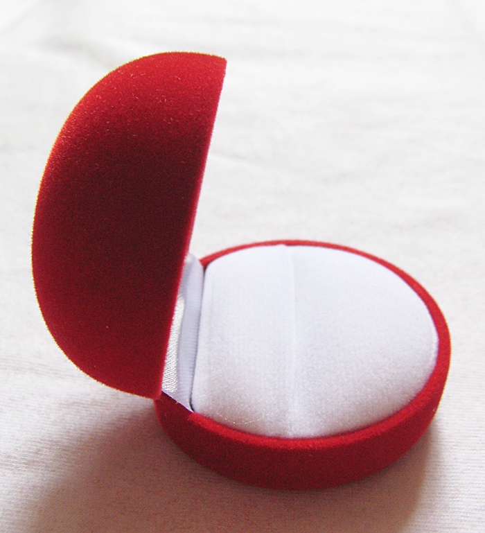 กล่องใส่แหวนทรงกลมสีแดงค่ะ