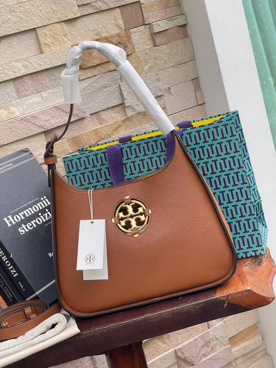 Tory Burch Miller Small Classic Shoulder Bag กระเป๋าที่เป็นได้มากกว่ากระเป๋าสะพายไหล่ โดยทางแบรนด์มีการออกแบบที่การต่อสายให้มาในลุคช์สะพายข้างได้ เป็นเอกลักษณ์ไม่ซ้ำใคร รูปทรงคลาสสิค เปิดปิดด้วยแม่เหล็กเพิ่มความปลอดภัย วัสดุหนังวัวแท้นุ่มต่อผิวสัมผัส มาคู