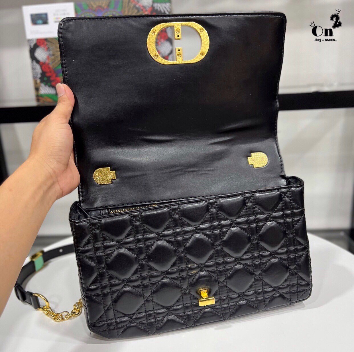 DIOR CARO BAG กระเป๋าสะพายทรงกล่องเปิดหน้าแต่งอะไหล่CD มาพร้อมสายสะพายยาวครอสบอดี้ มาครบ 3 ขนาด หนังสวย ภาพถ่ายจากงานขายจริงนะคะ