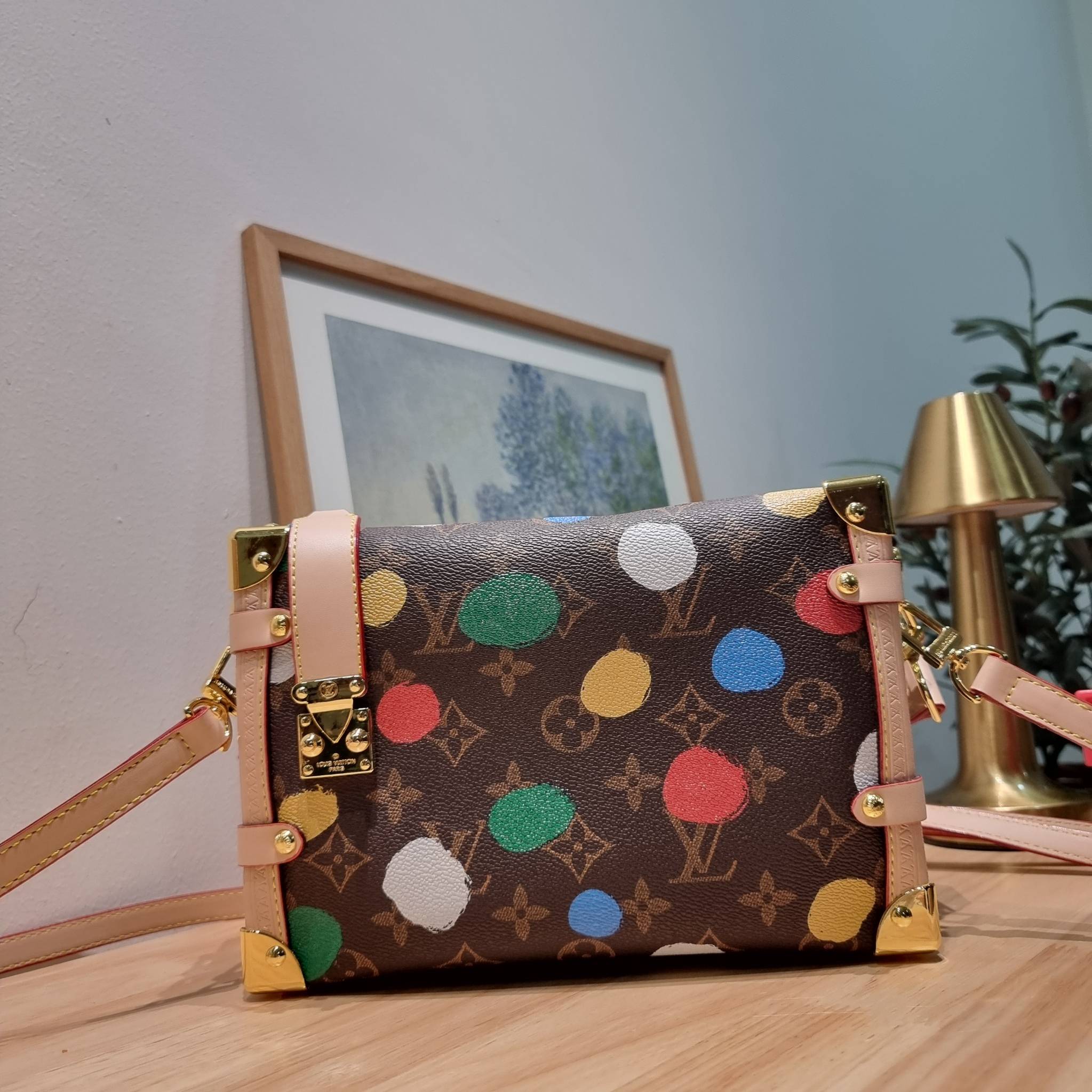 LV x YK SIDE TRUNK Monogram canvas bag สุดยอดกระเป๋าไอคอนนิค ทรงสวย ดีไซน์ใหม่ สวยมีเสน่ห์ รูปทรงกล่อง โดดเด่นด้วยหมุดเข้ามุม ซิปเปิด-ปิดล็อคได้ วัสดุหนังแคนวาส