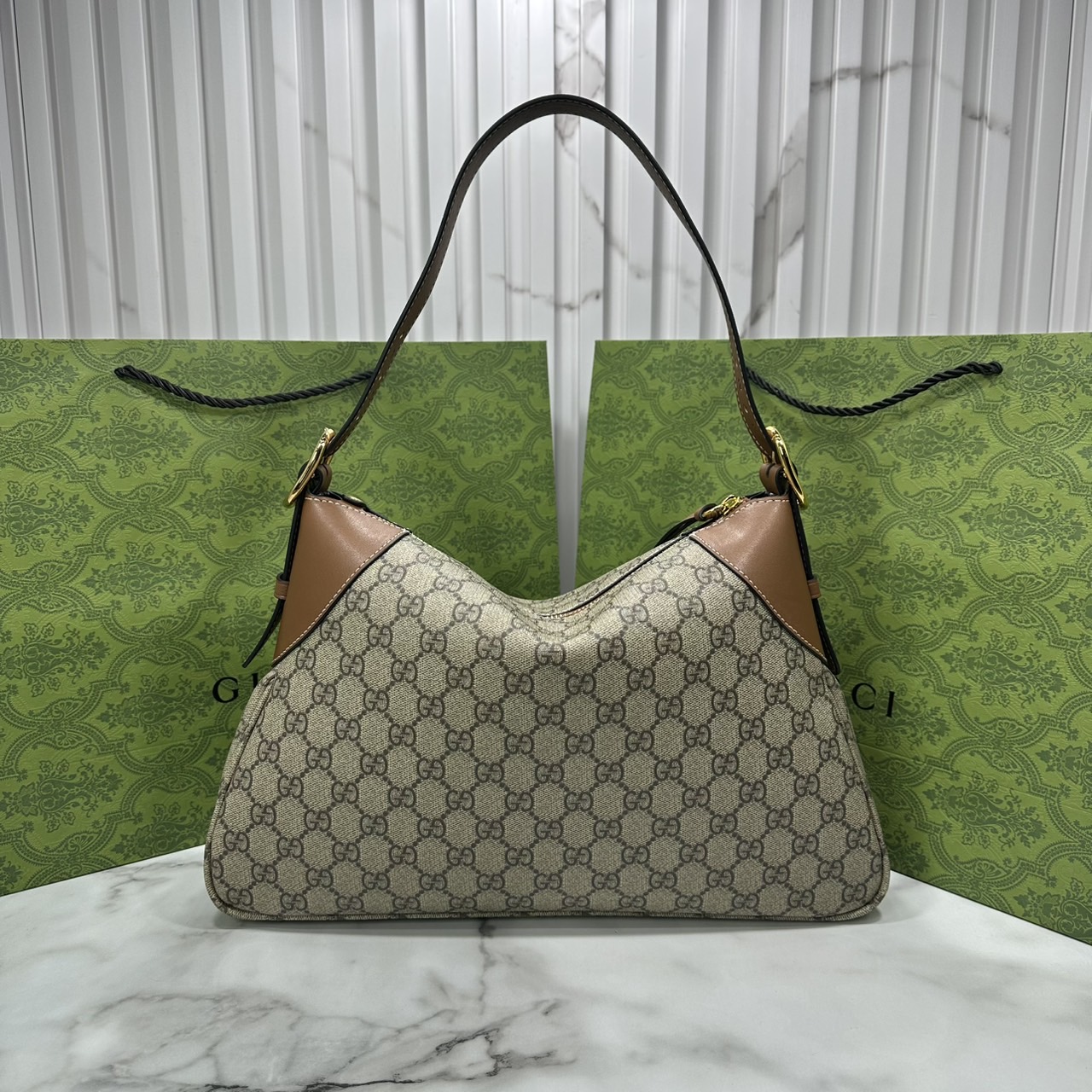 GUCCI GG Emblem medium shoulder bag กระเป๋าสะพายทรงใหม่สวยคลาสสิค พิมพ์ลายคมชัด เป็นไอเท็มต้องมีและยกเป็น everyday bag ได้เลย