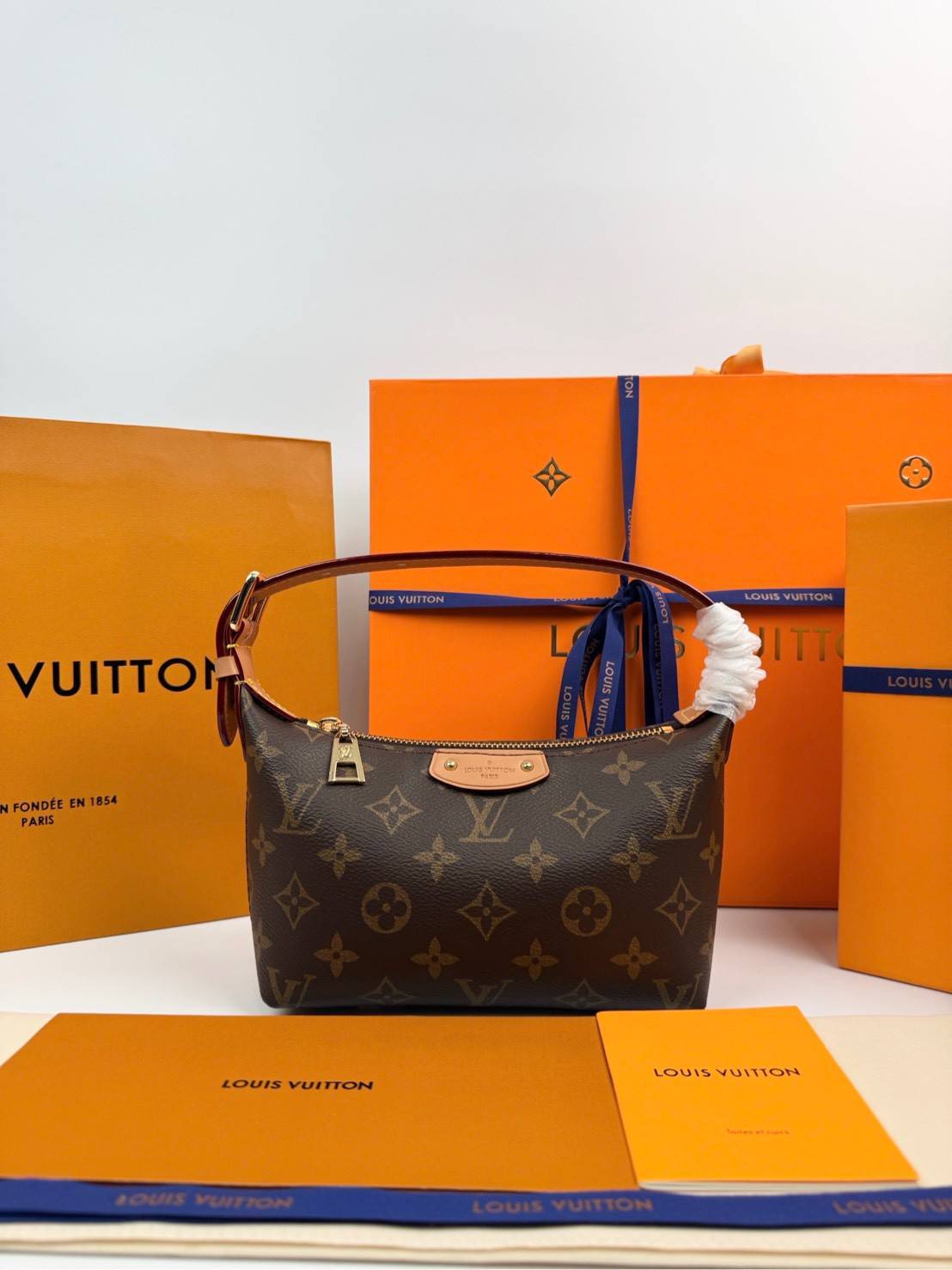 ORI หนังแท้ | LV hills pochette monogram bag กระเป๋าทรงพอช รูปทรงใหม่ใช้งานง่าย กะทัดรัด ไอเท็มจากคอลเลคชั่นประจำฤดูกาล Fall-Winter ยกระดับความงามด้วยขอบหนังและฮาร์ดแวร์สีทอง