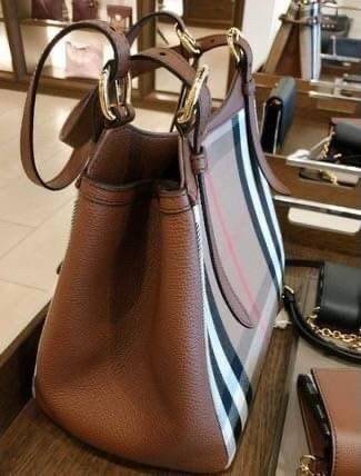 Burberry House Check Derby Canterbury Leather Tote / Burberry Tote Bag กระเป๋าถือหรือสะพายไหล่ วัสดุ canvas +หนังแท้ ภายในโล่ง มี1ช่องซิปและ2ช่องเล็กใส่ตังค์ใส่บัตร น้ำหนักเบา จุของได้เยอะ ครบจบใบเดียวทั้งเที่ยวและไปทำงานคุ้มสุดๆ ไม่ควรพลาดเลยค่า