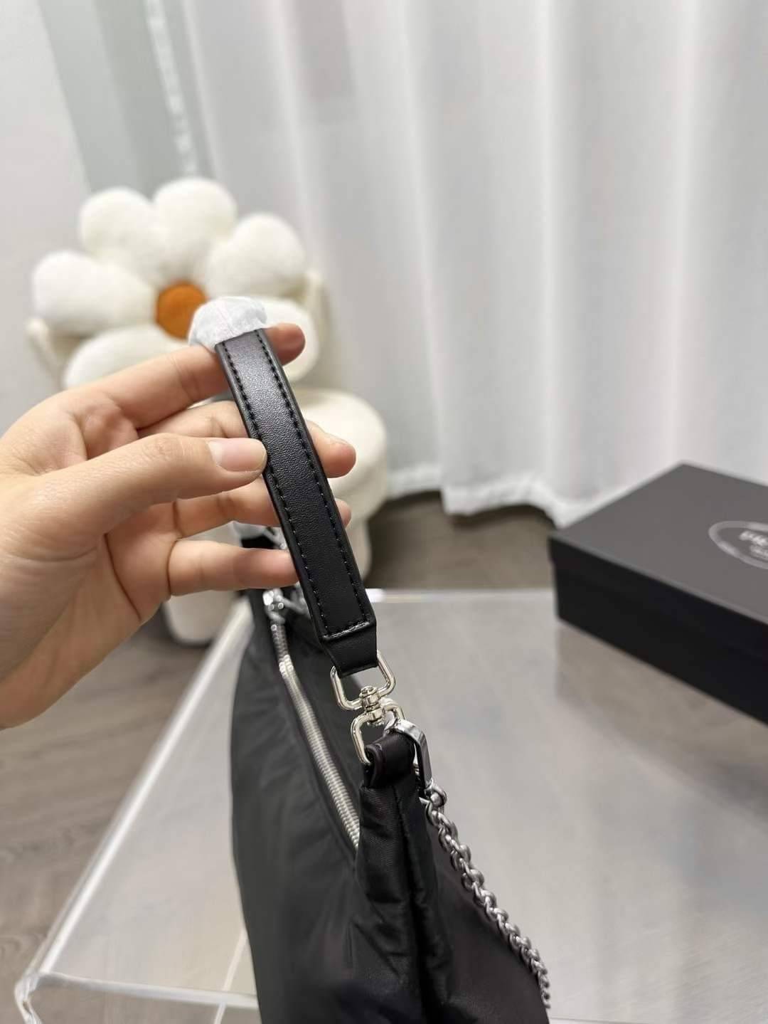 PRADA nylon shoulder bag กระเป๋าถือ/สะพายไหล่ พร้อมสายสะพายยาวโซ่สีเงินถอดได้ ขนาดกำลังดี ราคาน่ารัก อีกไอเท็มสุดคุ้มที่ทุกคนต้องได้มีสวยก่อนใคร!