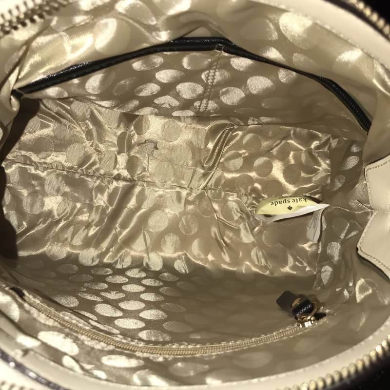 Kate Spade New York Cedar Street Maise CrossBody Bag กระเป๋าถือหรือสะพาย หนังลาย Saffiano สีทูโทนดำขาว สวยอยู่ทรงอด้านหน้าประดับ logo brand เปิดปิดด้วยซิป ภายในมีช่องซิป และช่องเล็ก ใส่กระเป๋าสตางค์ใบยาว ของใช้ ได้เยอะ มีหมุดรองฐานกันรอยสี่มุม มาพร้อมสายส