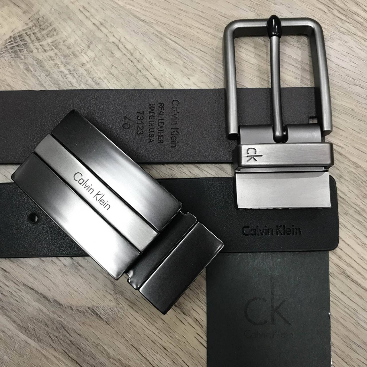 ห้ามพลาด! เซทสุดคุ้ม! ซื้อ1ได้ถึง2! CALVIN KLEIN REAL LEATHER BELT VALUE PACK Limited Edition เข็มขัดหนังแท้ พร้อมหัวเข็มขัด2แบบคุณภาพดีตามแบบฉบับของแบรนด์ สายเข็มขัดสามารถกลับด้านใช้ได้ทั้งสีดำและสีน้ำตาลเหมือนมี2เส้น2หัวสลับใช้ได้ไม่จำเจ มาพร้อมถุงกระดา