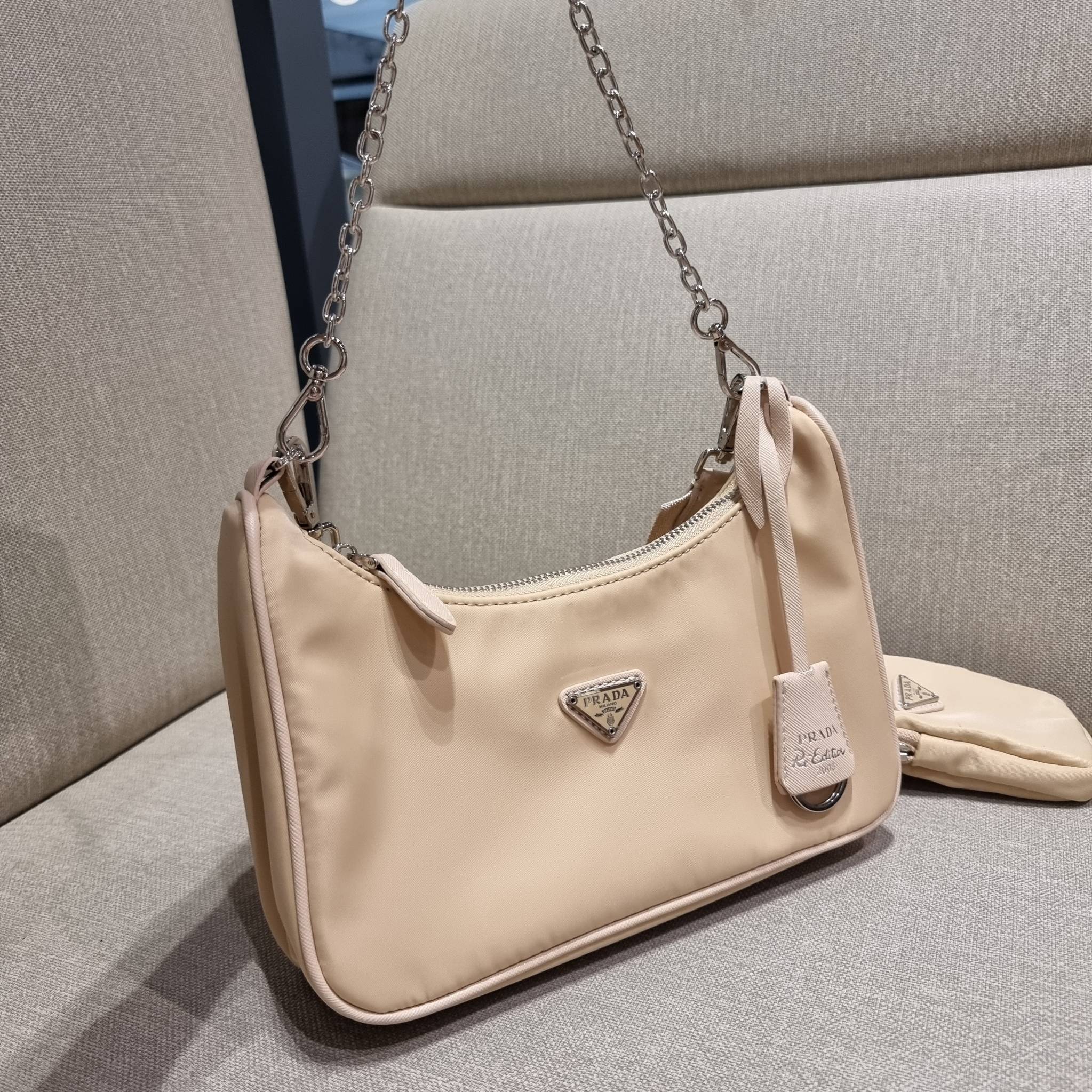 VIP 🥂 PRADA RE-EDITION 2005 RE-NYLON SHOULDER BAG ไอเท็มสุดปัง ที่ฮิตตลอดกาลไม่ว่าจะปีไหนๆ จัดให้ครบทั้งสีขายดีและสีใหม่ล่าสุด ที่สายคุณหนูห้ามพลาด!! กับกระเป๋าสะพายทรงคลาสสิค เหมาะเป็น everyday bag มากๆ วัสดุผ้าไนล่อนคุณภาพ พร้อมใบลูก ไว้ใส่เหรีย