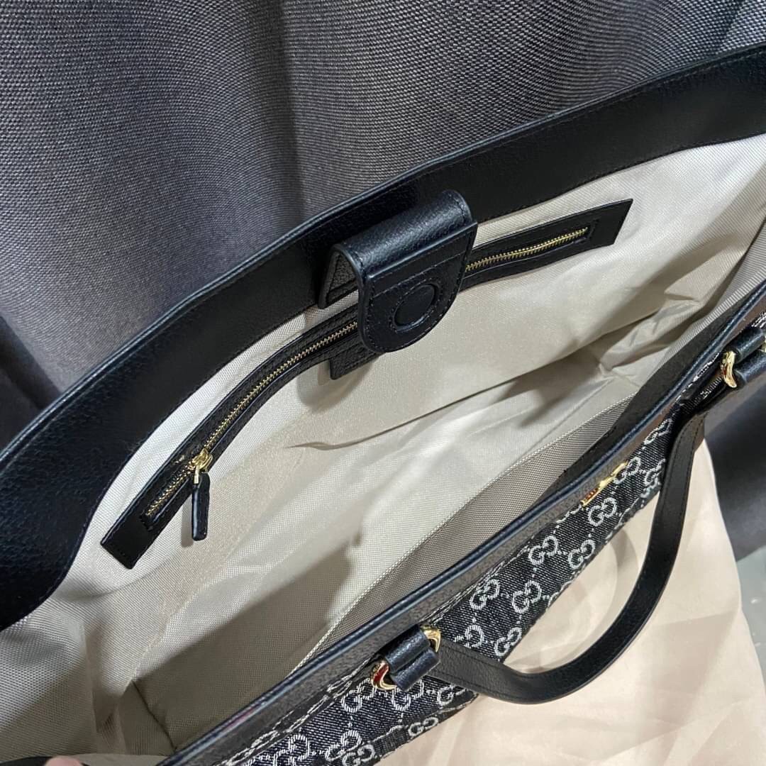 GUCCI Ophidia medium tote with Web / GUCCI Shopping Bag เกรดออริจินอล กระเป๋าสะพายทางโท้ทใบใหญ่ ดีไซส์ร่วมสมัยลวดลาย GG โมโนแกรมที่นำเสนอพร้อมความรู้สึกร่วมสมัยผ่านการใช้ผ้าเดนิมสีดำและสีขาวงาช้าง ภาพถ่ายจากงานขายจริง ใช้งานต่างประเทศได้