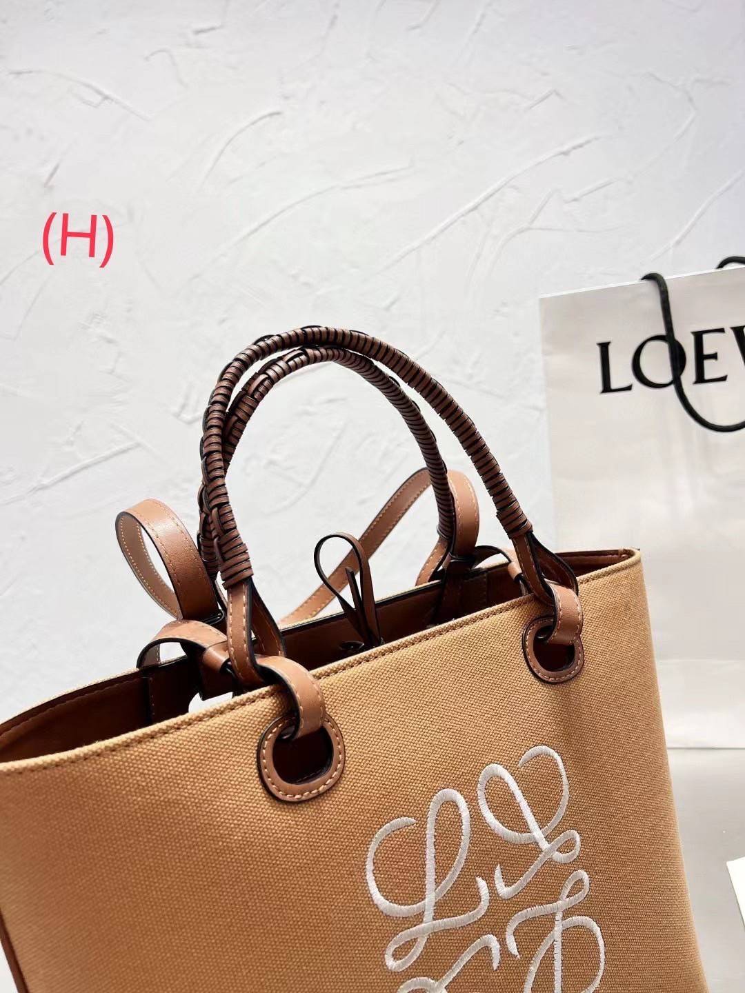 Loewe Jacquard Anagram Canvas Tote Bag / LOEWE HANDLE & SHOULDER BAG / Loewe Tote Bag กระเป๋าทรงโท้ทดีไซน์สุดหรูคงเอกลักษณ์แบรนด์ ภายในโล่งกว้าง ใบใหญ่กำลังดีจุสัมภาระได้เยอะ มาพร้อมหูหิ้วหนัง2แบบให้เลือกใช้ทั้งหูสั้นแบบหนังสานจับถนัดมือ และหูยาวสะพายไหล่