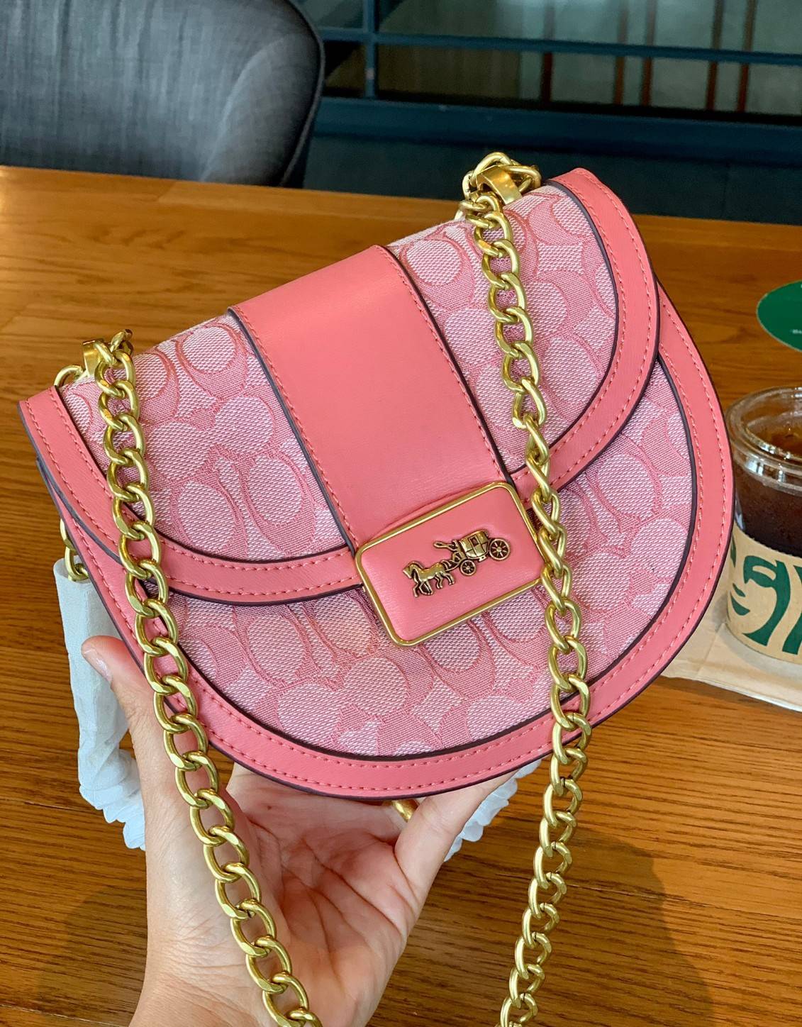 COACH ALIE SADDLE BAG JACQUARD IN SIGNATURE ((C4694//C3464)) พร้อมส่งที่ไทย รุ่นใหม่ล่าสุดค่ะ! กระเป๋าสะพายข้าง//ครอสบอดี้ร์//หรือทบสายคู่สะพายไหล่ได้ค่ะ วัสดุJacquard+หนังแท้ ได้สวยงามลงตัวมากๆ เปิดปิดกระเป๋าแบบกดล็อค มีอะไหล่โลโก้แบรนด์โดดเด่นปนคลาสสิค