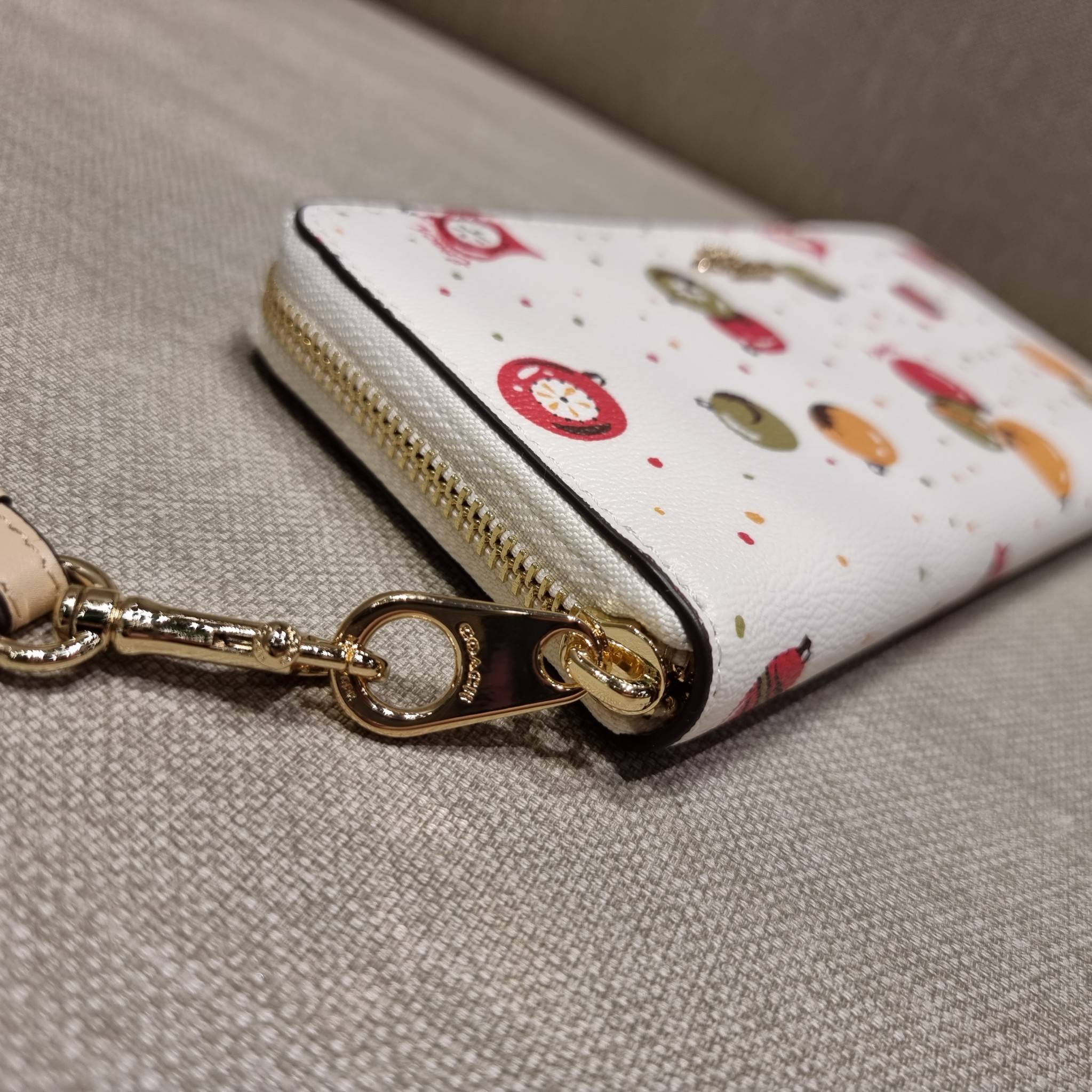 COACH C7410 LONG ZIP AROUND WALLET WITH ORNAMENT PRINT ความสวยต้องส่งต่อ!! คอลเลคชั่นใหม่ 2IN1 คุ้มค่าแบบที่สุด กระเป๋าสตางค์กึ่งคล้องมือ ดีไซน์ลวดลายสดใส น่ารักน่าใช้ คลาสสิคใช้ง่าย ไม่มีเบื่อ วัสดุหนังแคนวาสเคลือบลาย มาพร้อมสายคล้องมือ ถอดออกได้ ภายในใส