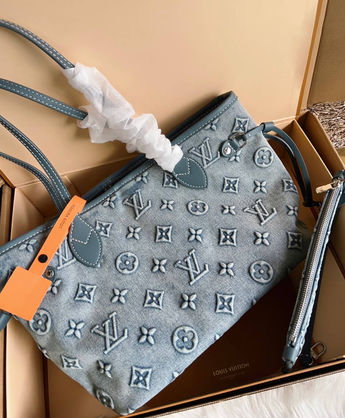 LV Neverfull Denim Tote Bag กระเป๋าสะพายทรงโท้ทเดนิมลายโมโนแกรมปั้มนูนคมชัดสวยหรูลัคชู สุดคลาสสิค ดีไซด์ใหม่ กับกระเป๋าทรงที่สามารถใช้ได้กับทุกๆวัน วัสดุเดนิมหนานิ่มอย่างดี ทอลายแบรนด์แบบ3Dนูนคมชัดสวยมากๆค่ะ