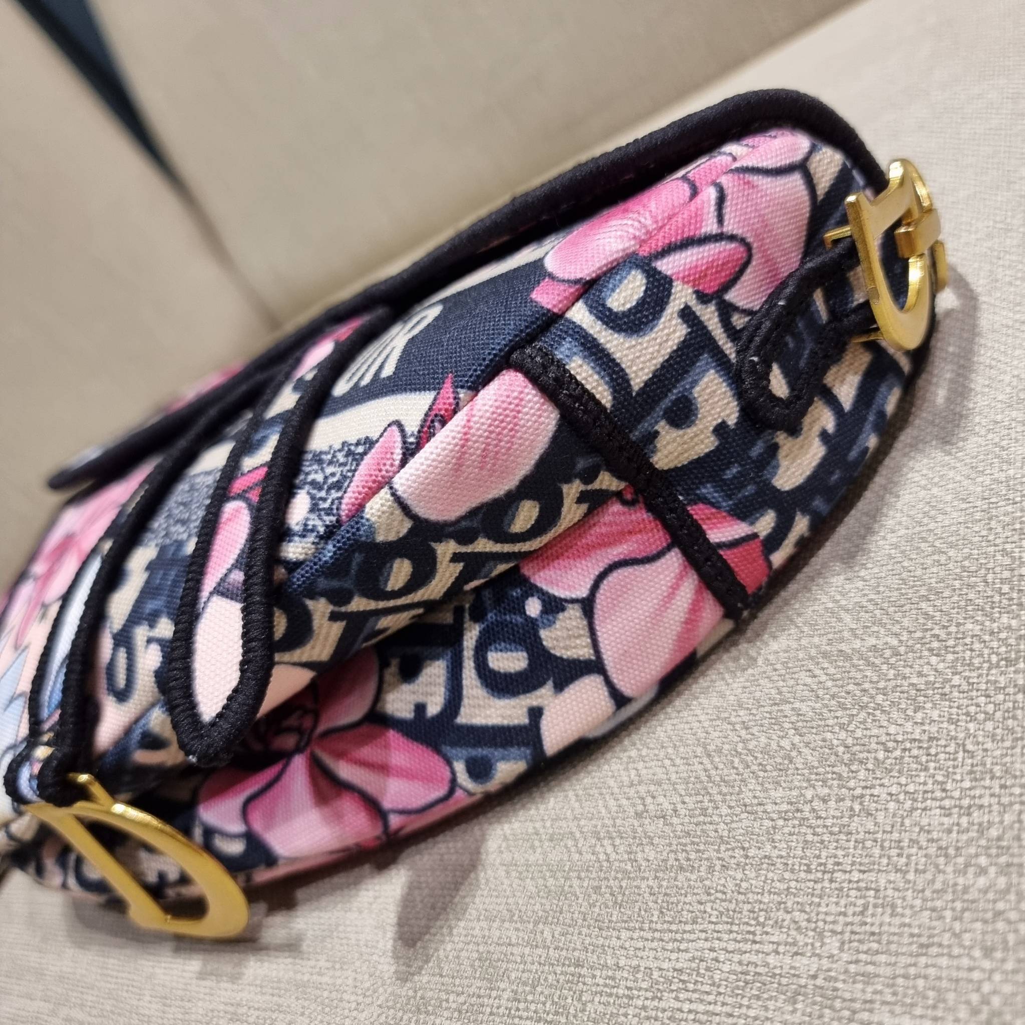 VIP CD OBLIQUE SADDLE BAG / DIOR SADDLE กระเป๋าสะพายข้าง ทรงสวยไม่ซ้ำใคร กิมมิคในตัว ดูแพง ไซส์ใหญ่ ดีไซน์ย้อนยุค เป็นเอกลักษณ์สวยทุกแบบ เปิด-ปิดด้วยกระดุมแม่เหล็กซ่อน ใช้งานง่ายมากๆ ภายในเป็นช่องโล่ง มีช่องซิป ใบสีดำเป็นหนังแท้ ใบลายเป็นผ้าแคนวาส ดูดี ดู