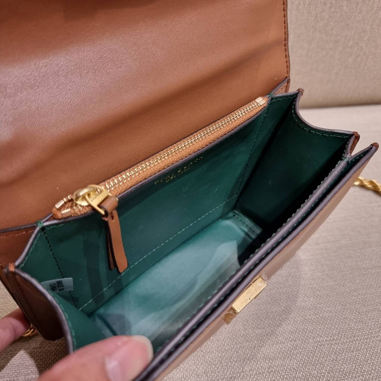 TORY BURCH ELEANOR SMALL CONVERTIBLE SHOULDER BAG ฮอตไอเท็ม รุ่นนี้ขายดีขายหมด คัมแบค!! สวยหรู คุณหนู ผู้ดี!! หายากมากที่สุด!! กระเป๋าสะพายข้าง ดีไซน์อยู่ทรง ขนาดกำลังสะดวกใช้สำหรับสาว วัสดุหนังแท้เต็มใบ สีทูโทน เปิด-ปิดด้วยแถบแม่เหล็ก ภายในแบ่งสัดส่วนได้